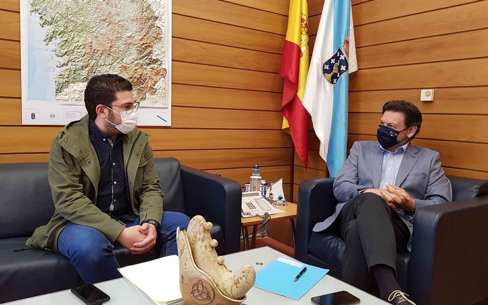 El secretario xeral da Emigración y el director del FIR, durante la reunión