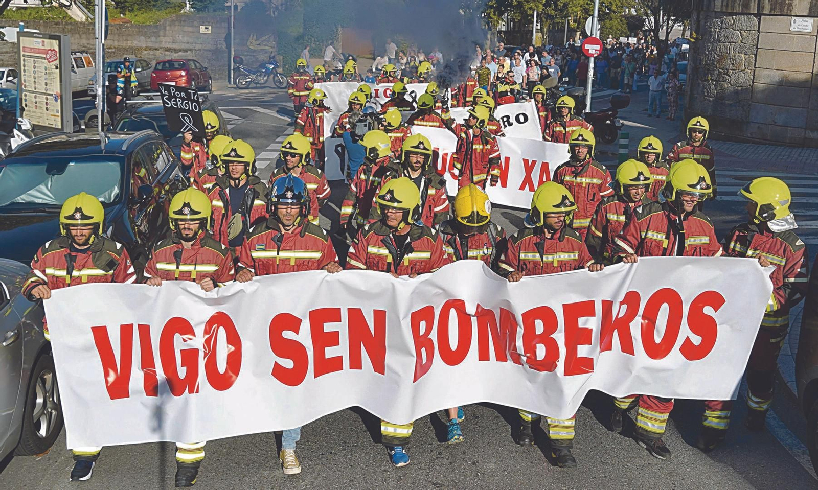 Bomberos de Vigo y manifestantes protestaron por las calles de la ciudad para reclamas mejoras laborales.