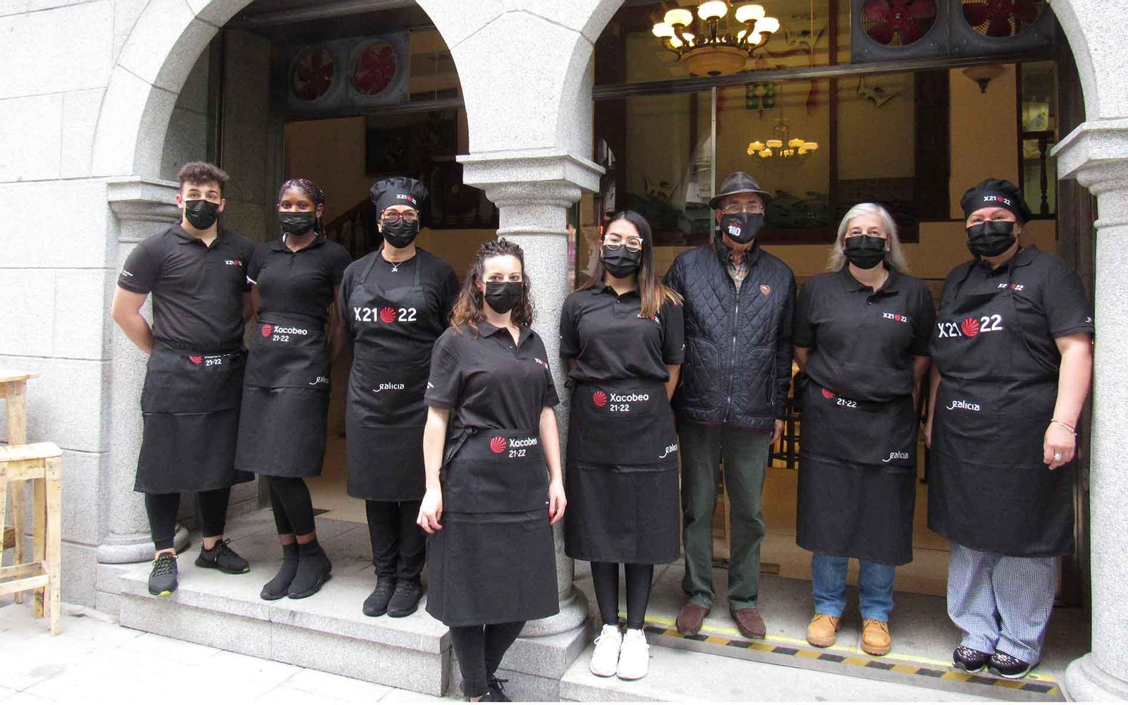 El restaurante del Centro Gallego de Santander ya está usando el material de restauración enviado por Emigración con el logo del Xacobeo 21-22