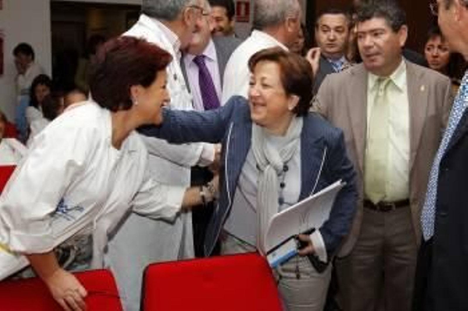 Farjas saluda a una médico en el Hospital da Costa. (Foto: )