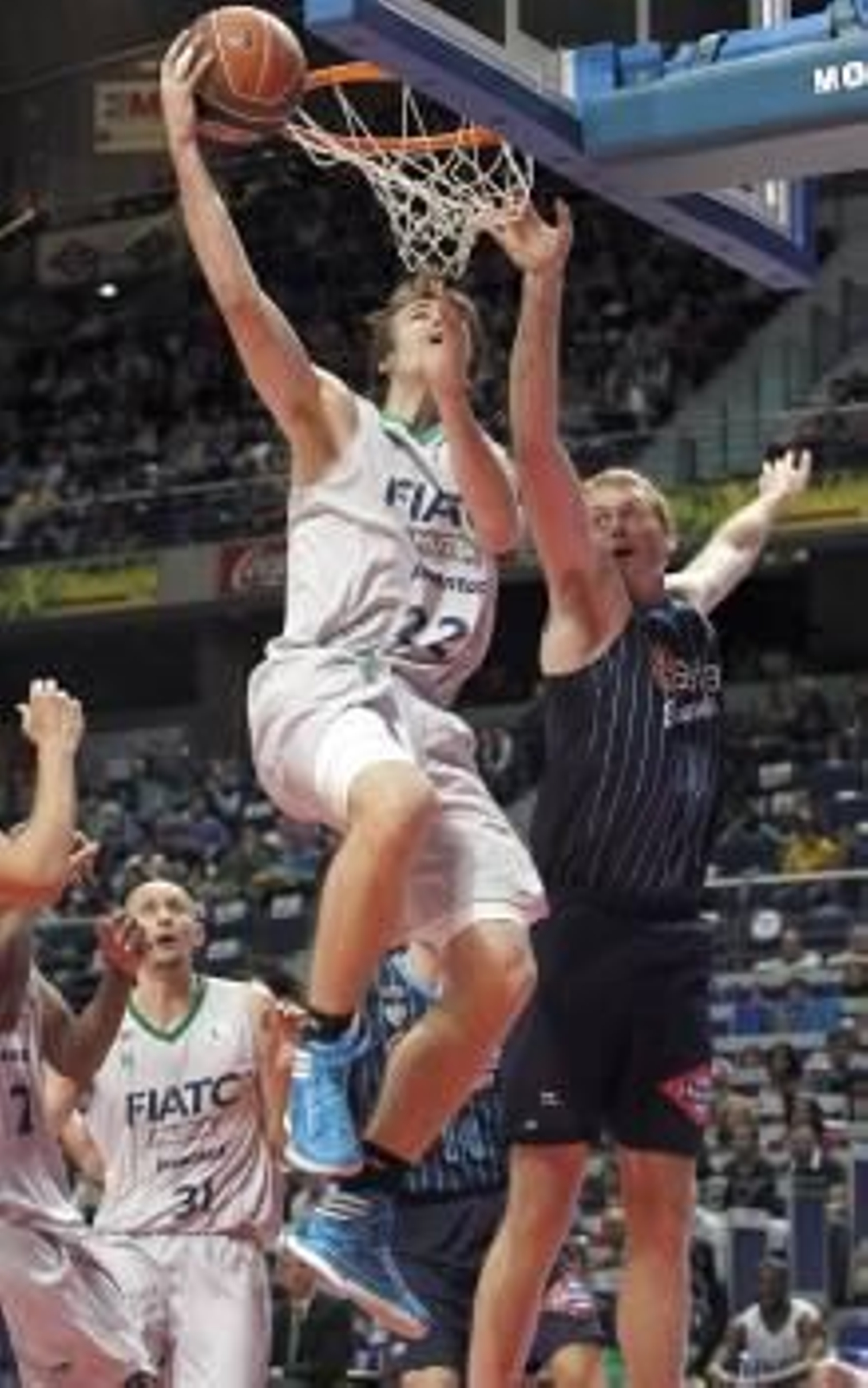 El alerop checo del Fiatc Joventut, David Jelinek (i) entra a canasta ante la defensa del ala pivot británico del Asefa Estudiantes Daniel Clark  (Foto: EFE)