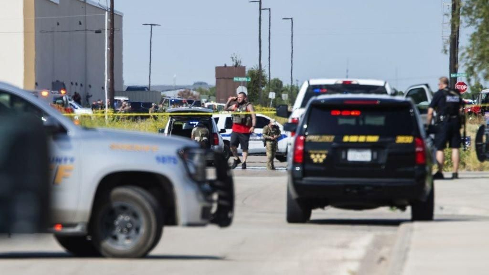 Agentes de Policía acordonaron el lugar donde finalmente fue abatido el autor de los disparos.