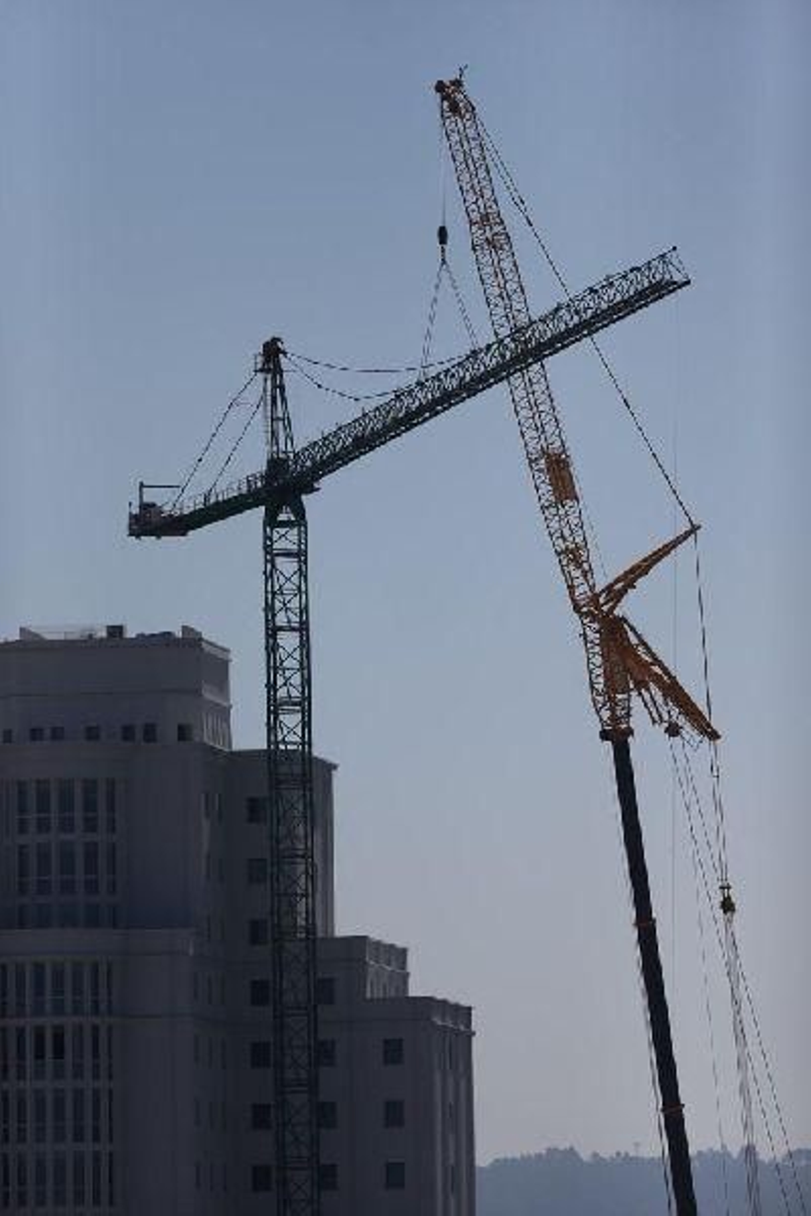 Desmontan la grúa de la Ciudad de la Justicia de Vigo _ Alberte 22