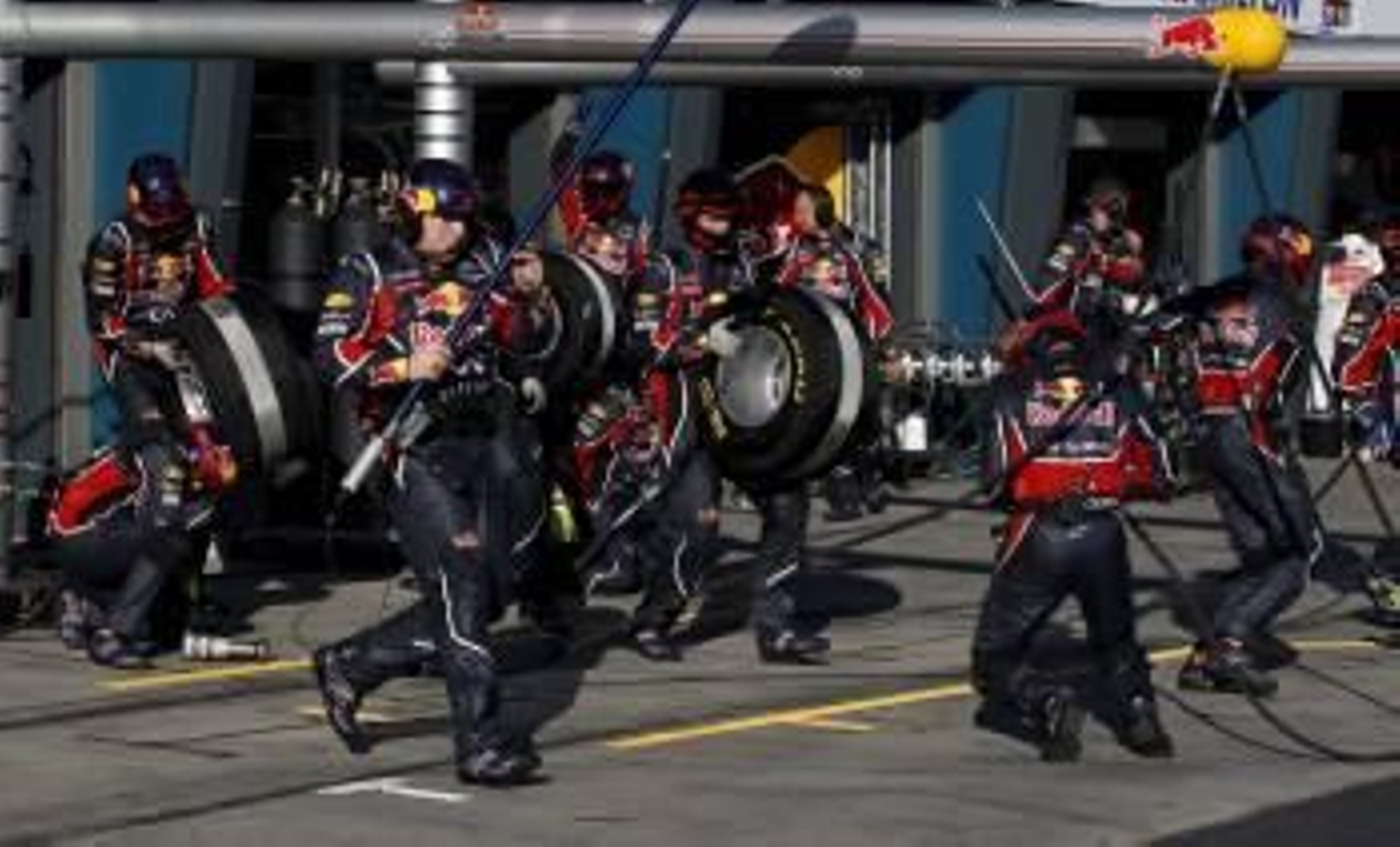 Los mecánicos de Red Bull, ante el monoplaza de Vettel.? (Foto: daniel muñoz)