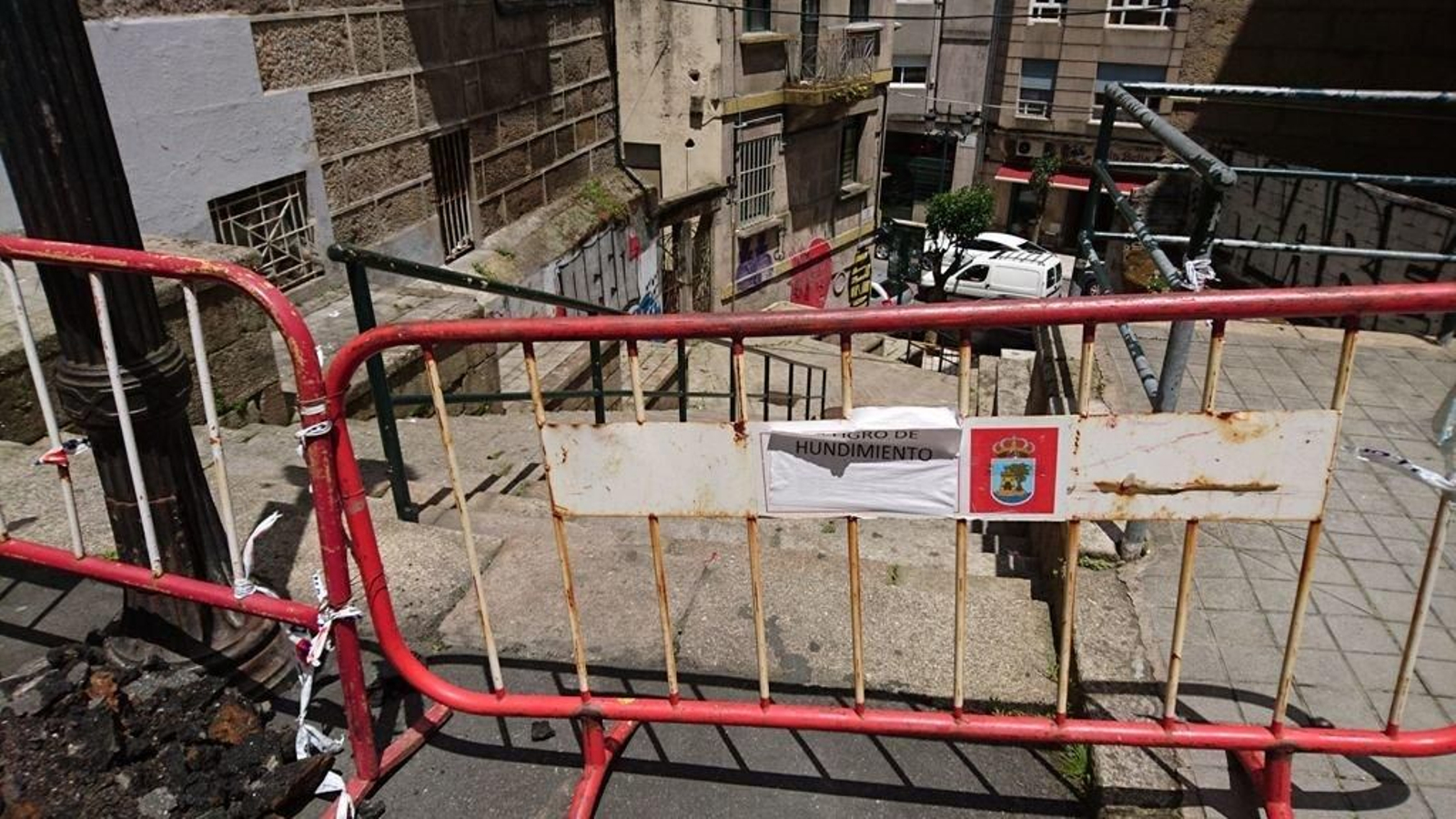 Dos semanas con la calle Fisterra cerrada por un socavón