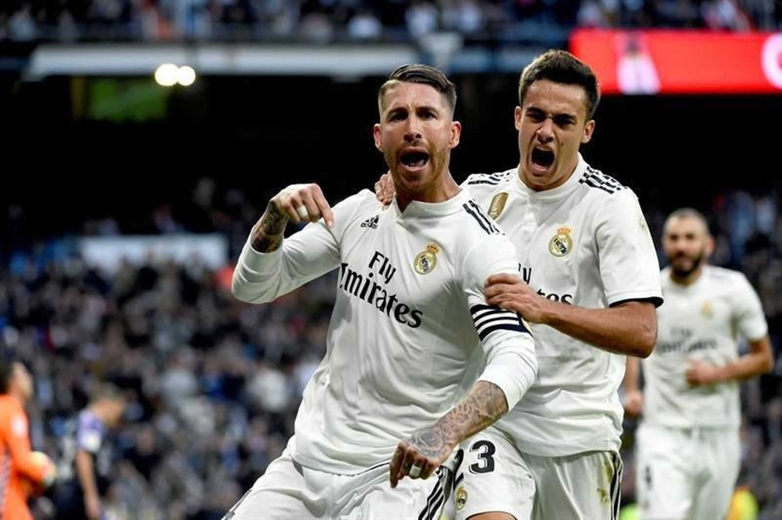 El defensa del Real Madrid Sergio Ramos (i) celebra con su compañero Sergio Reguilón el segundo gol de su equipo