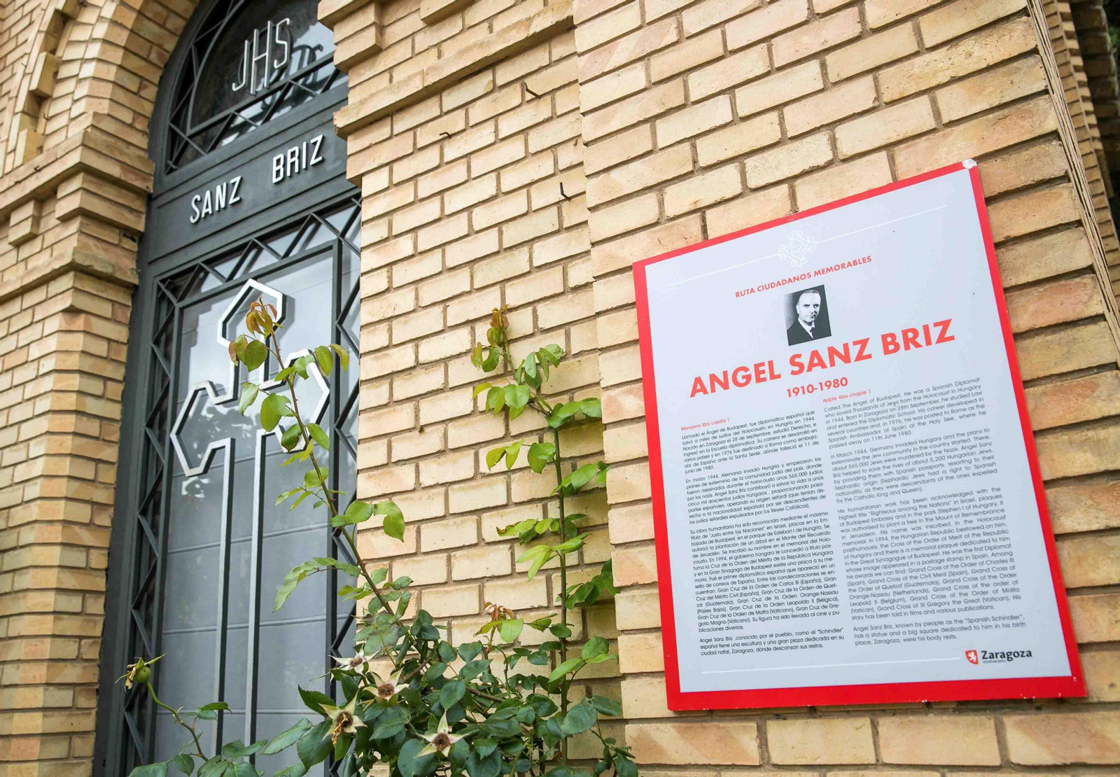 ZARAGOZA, 11/06/20.- Capilla del cementerio zaragozano de Torrero donde descansan los restos de Ángel Sanz Briz," el Ángel de Budapest", diplomático aragonés que logró salvar la vida de cerca de 5.500 judíos húngaros durante el holocausto nazi, otorgándoles pasaportes para viajar a España y que este jueves ha recibido un homenaje por parte del Ayuntamiento de Zaragoza en el cuarenta aniversario de su fallecimiento. EFE/Javier Cebollada