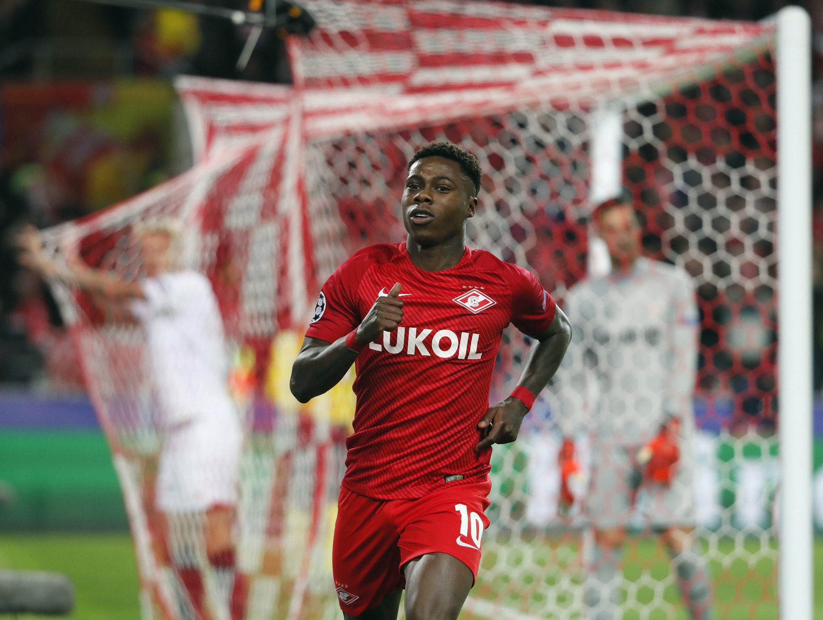 El holandés Promes metió dos goles y dio dos asistencias.