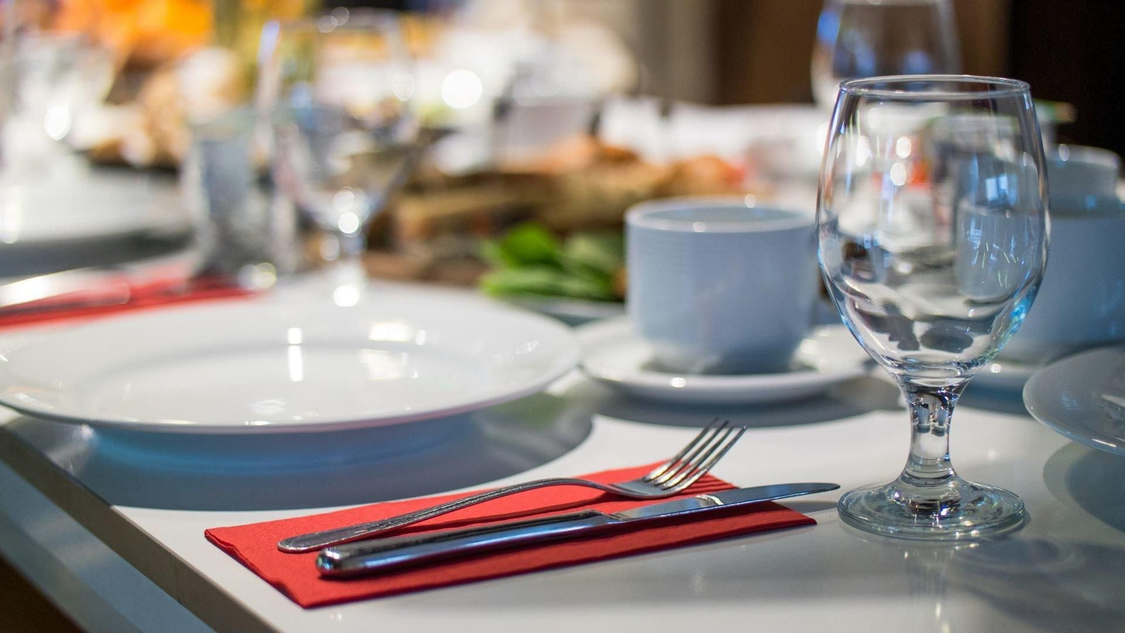 La mesa preparada para una cena. // Canva