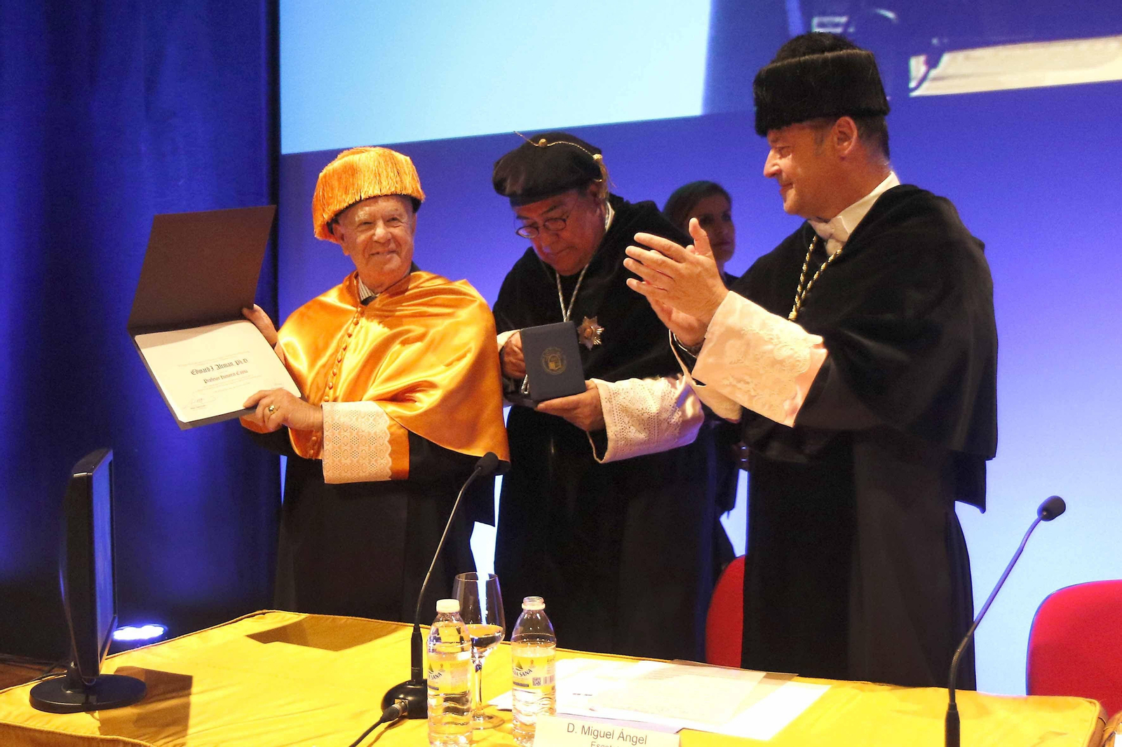 Edward Altman con Miguel Ángel Escotet y Salustiano Mato al recibir el Honoris Causa.