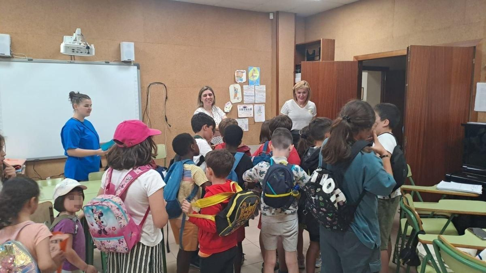 Digna Rivas e Iria Vilaboa con los niños del campamento.