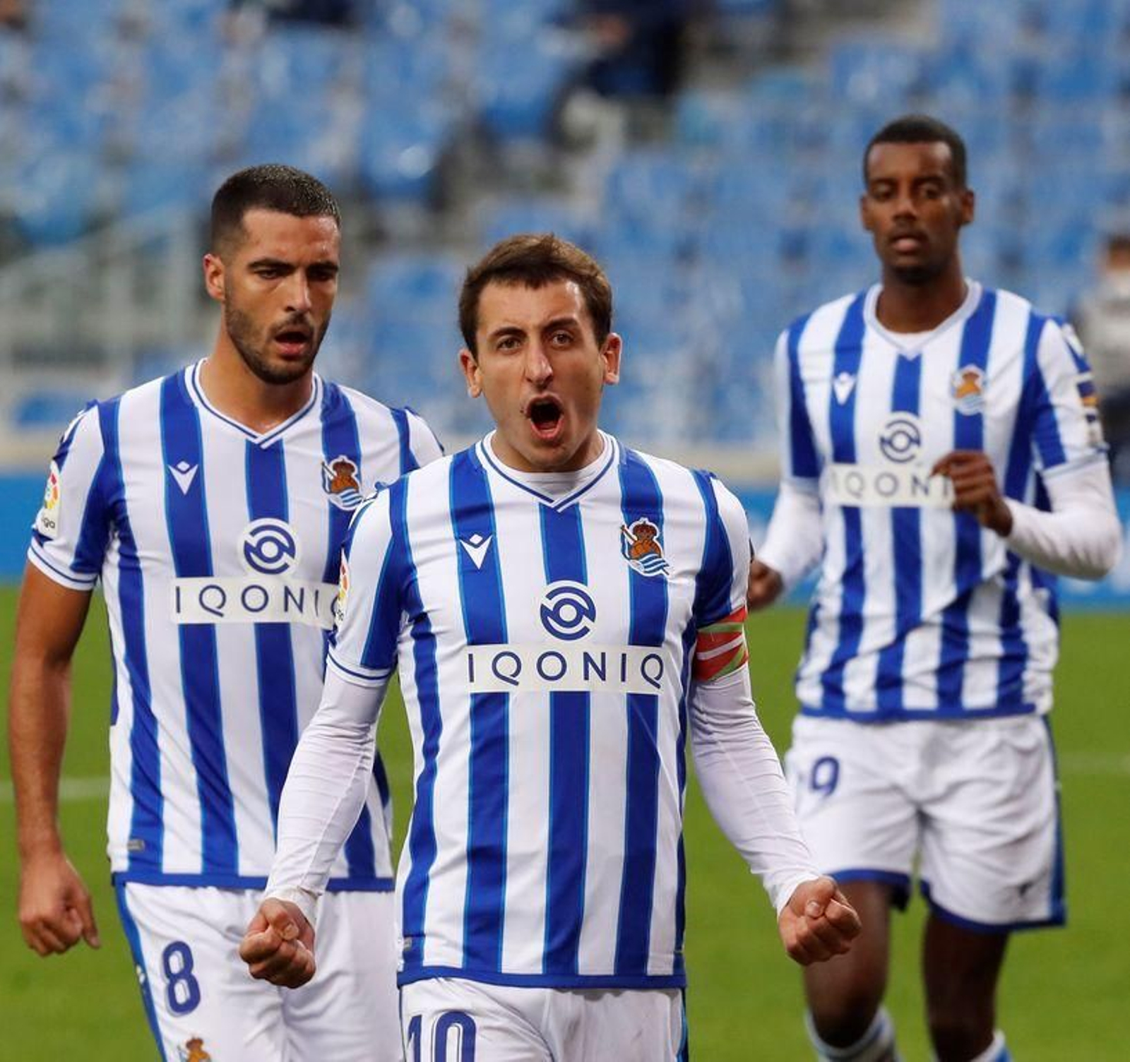 Oyarzabal (c) marcó el primer gol desde el punto de penalti.