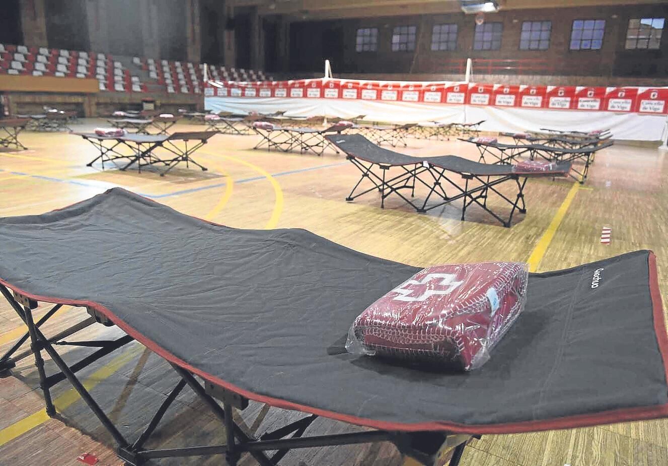 El pabellón de O Berbés se abrió con 50 plazas para personas sin techo y está al completo.