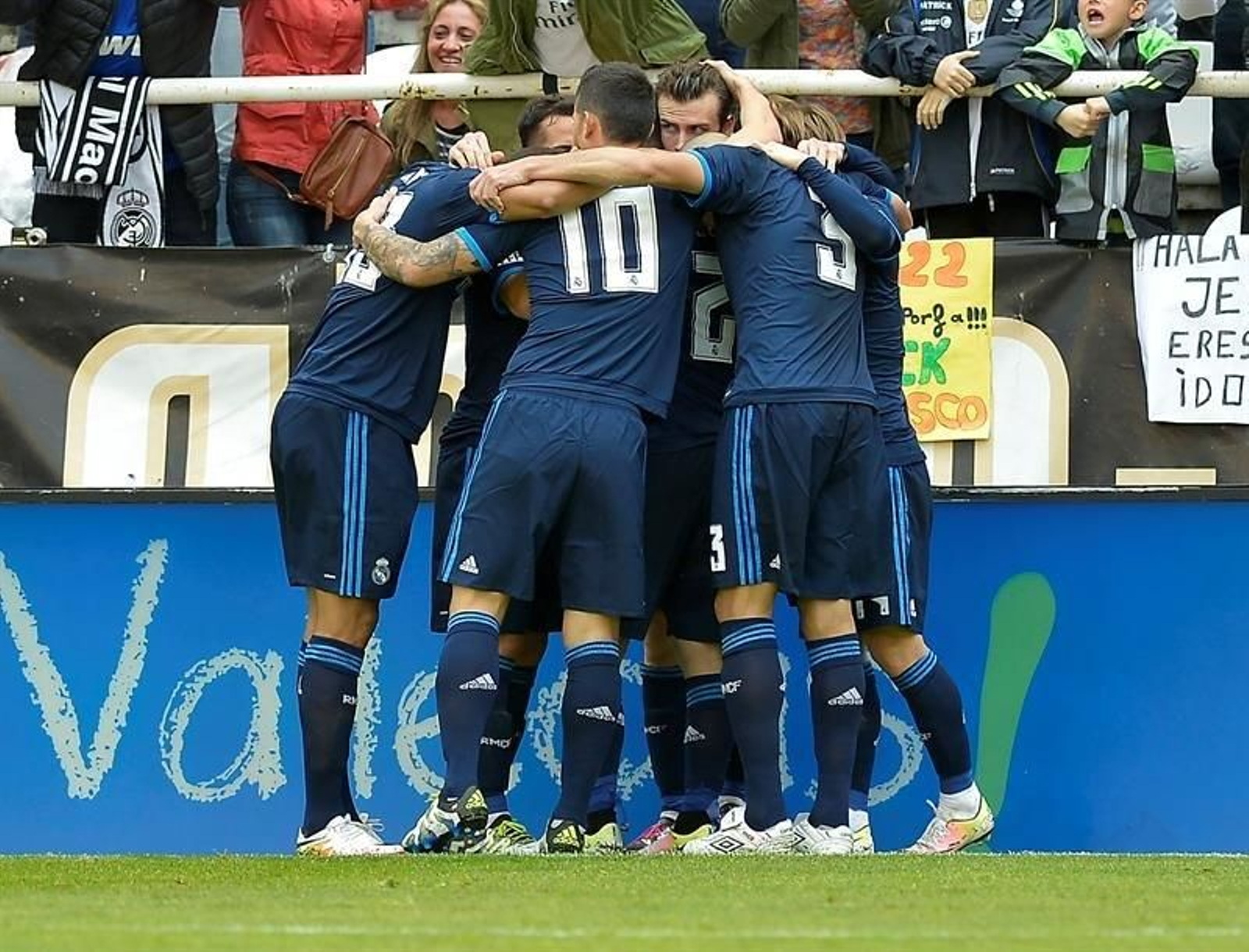 Gareth Bale (c) celebra el gol con sus compañeros