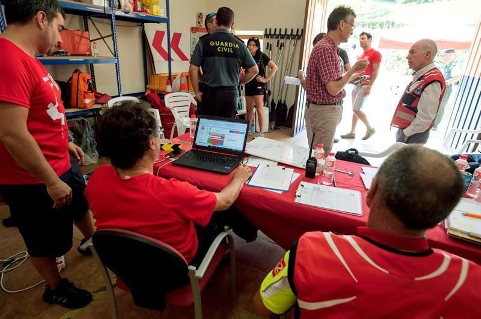 Varias personas trabajan en el puesto de control instalado por Protección Civil