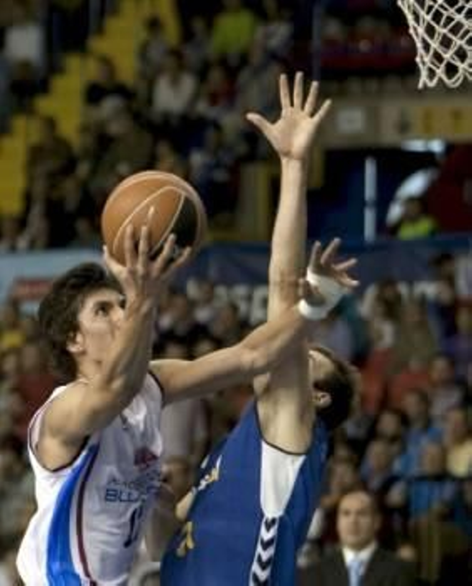 José Manuel Vidal Djedovic intenta lanzar a canasta ante la oposición de Miso.