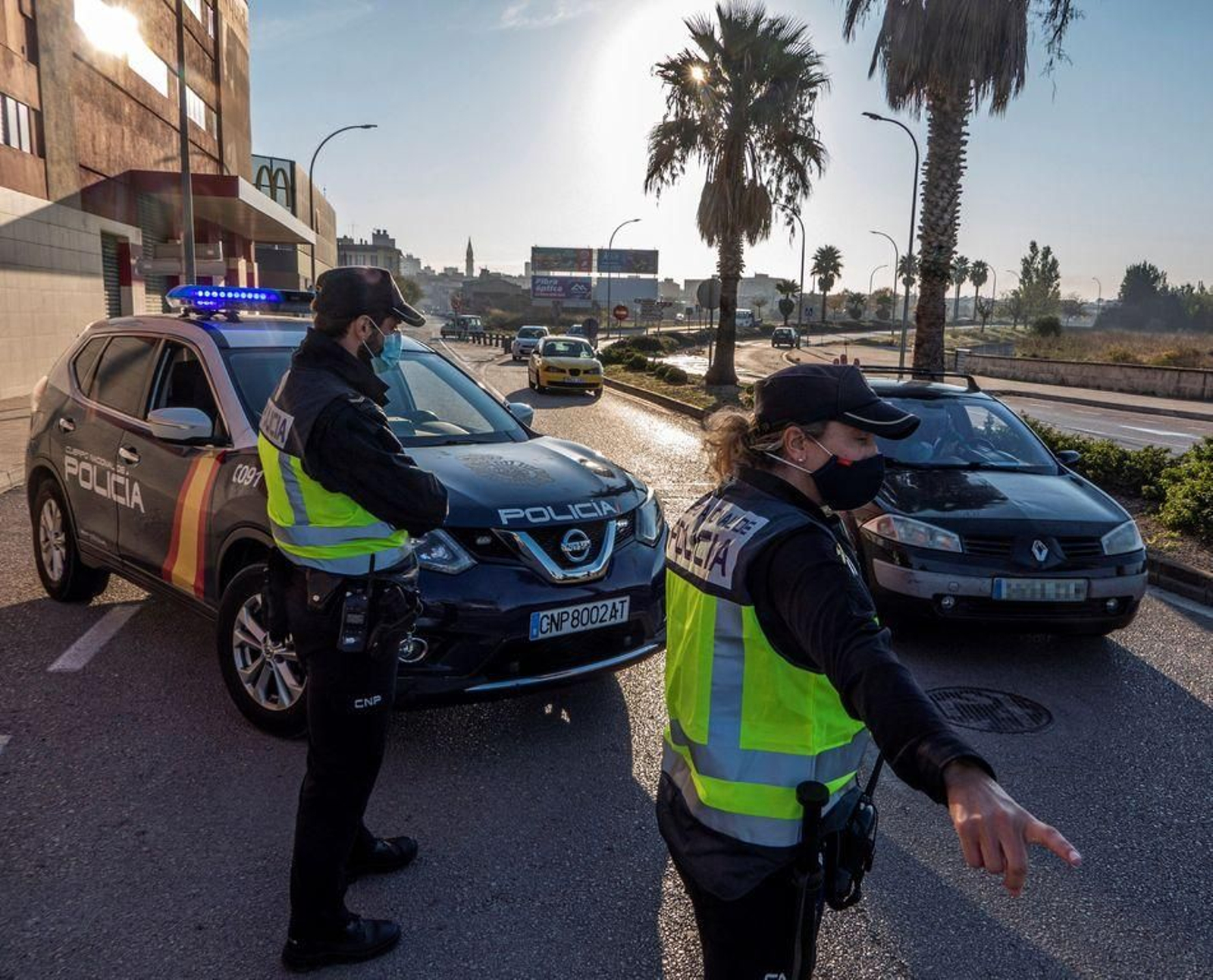 Dos agentes de la Policía Nacional controlan un acceso a la ciudad de Manacor.