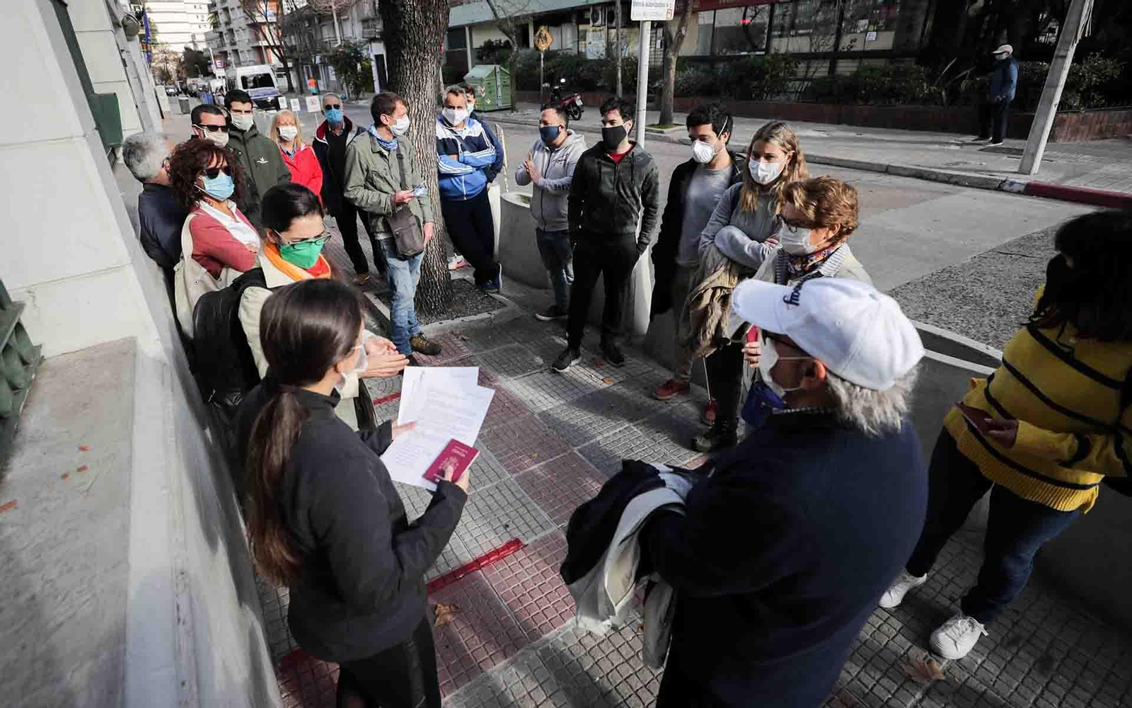 Hasta el momento, en Uruguay las condiciones más restrictivas de acceso eran en el aeropuerto, como ocurrió con los pasajeros del primer vuelo de línea regular de Iberia. EFE/Raúl Martínez
