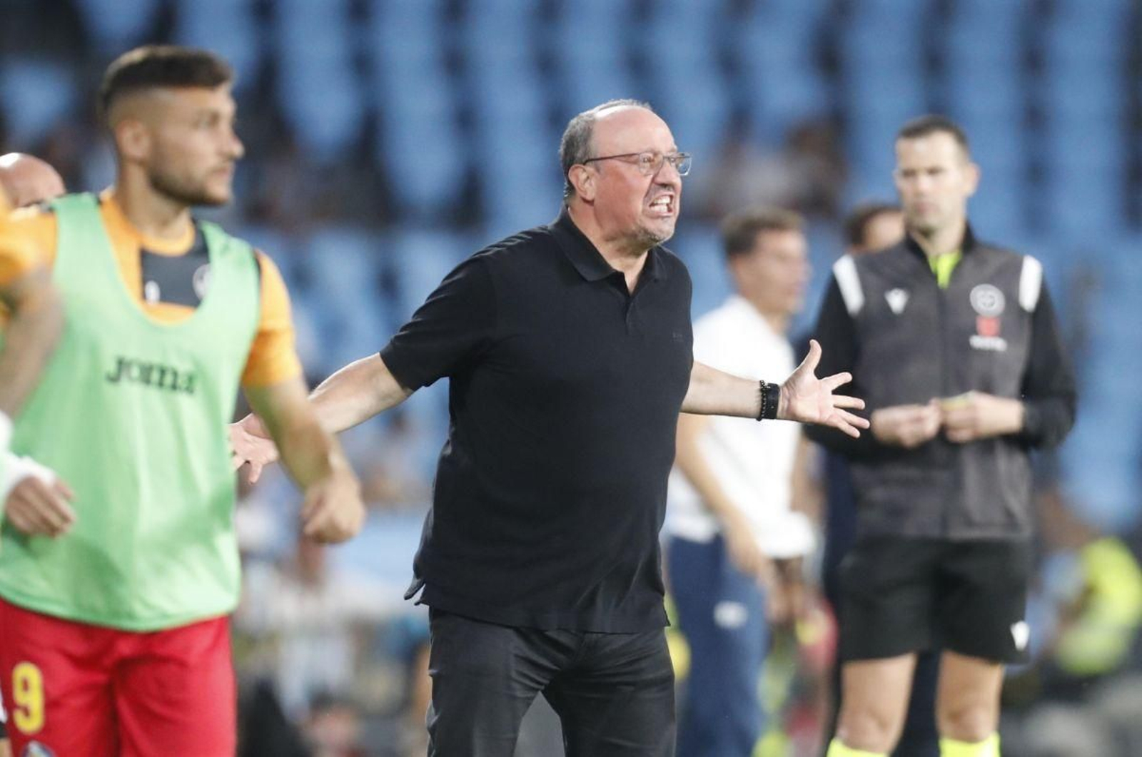 Rafa Benítez gesticula en la banda durante el partido disputado ayer en el estadio de Balaídos.