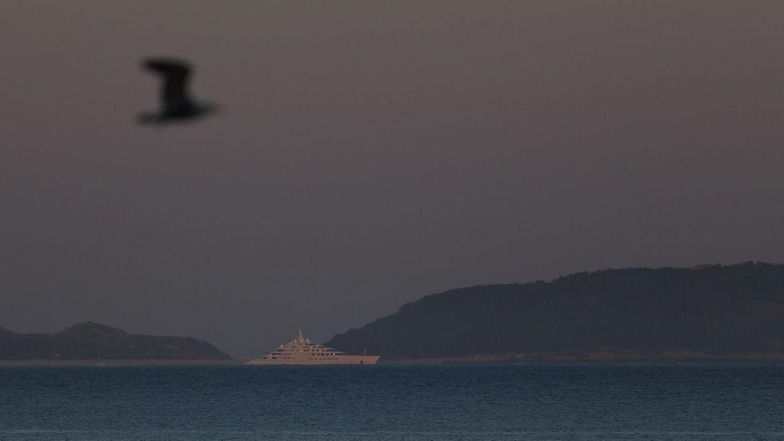 La luna ilumina la ría de Vigo // Alberte