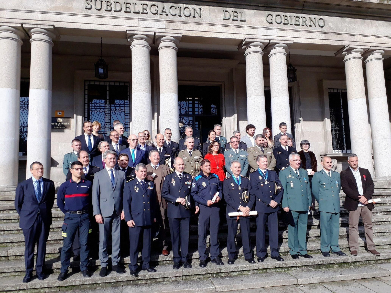 Imagen de familia de todos los galardonados durante las medallas, ayer en la Subdelegación.