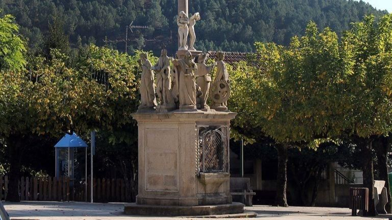 La Praza do Mestre Cerviño que hoy acoge la Mostra de Iniciativas Concello de Covelo.