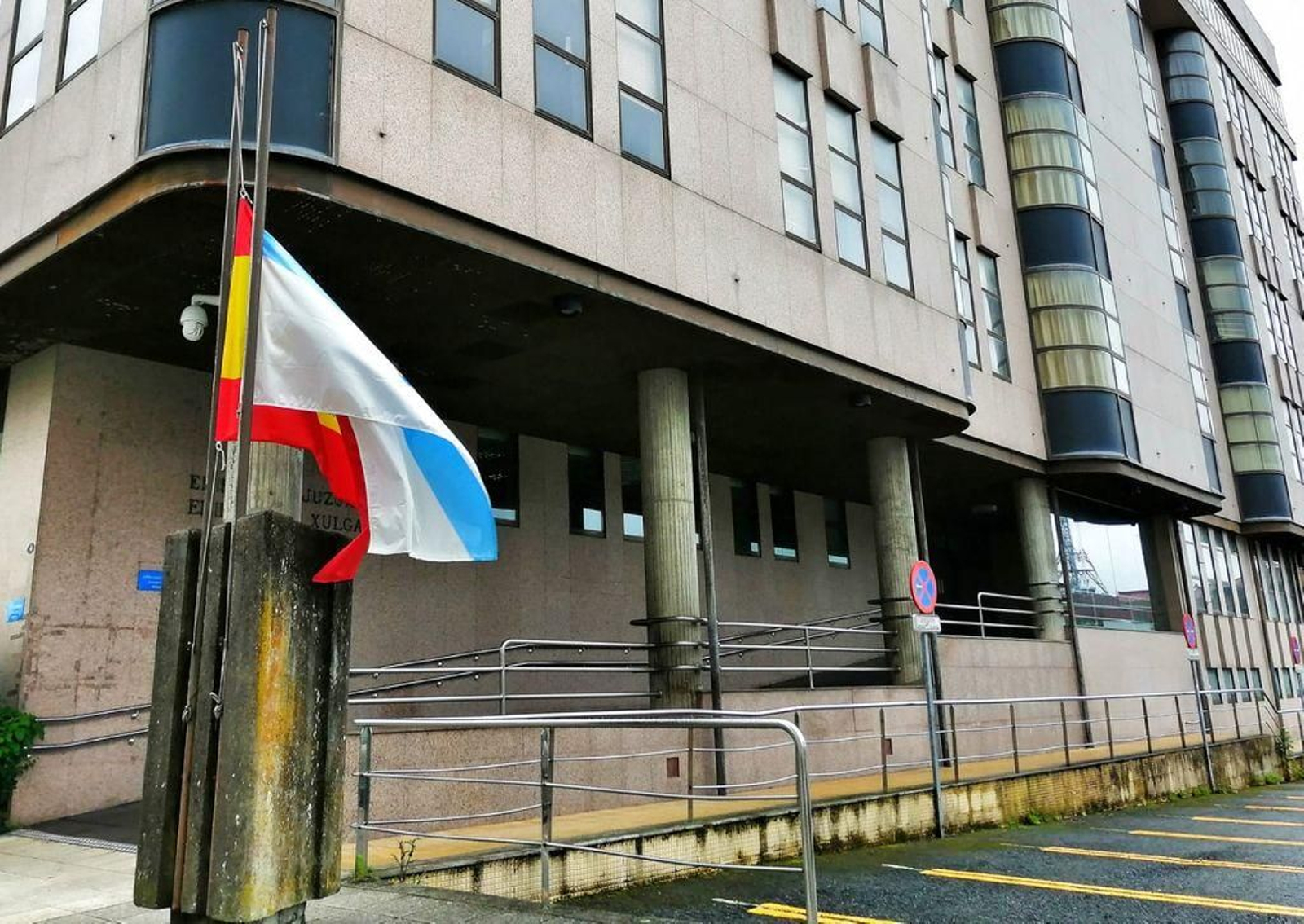 Las banderas a media en los Juzgados