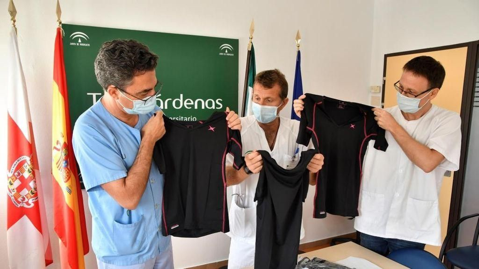 Los doctores Antonio Huente, José Antonio Morales y José Guirau, con las camisetas.