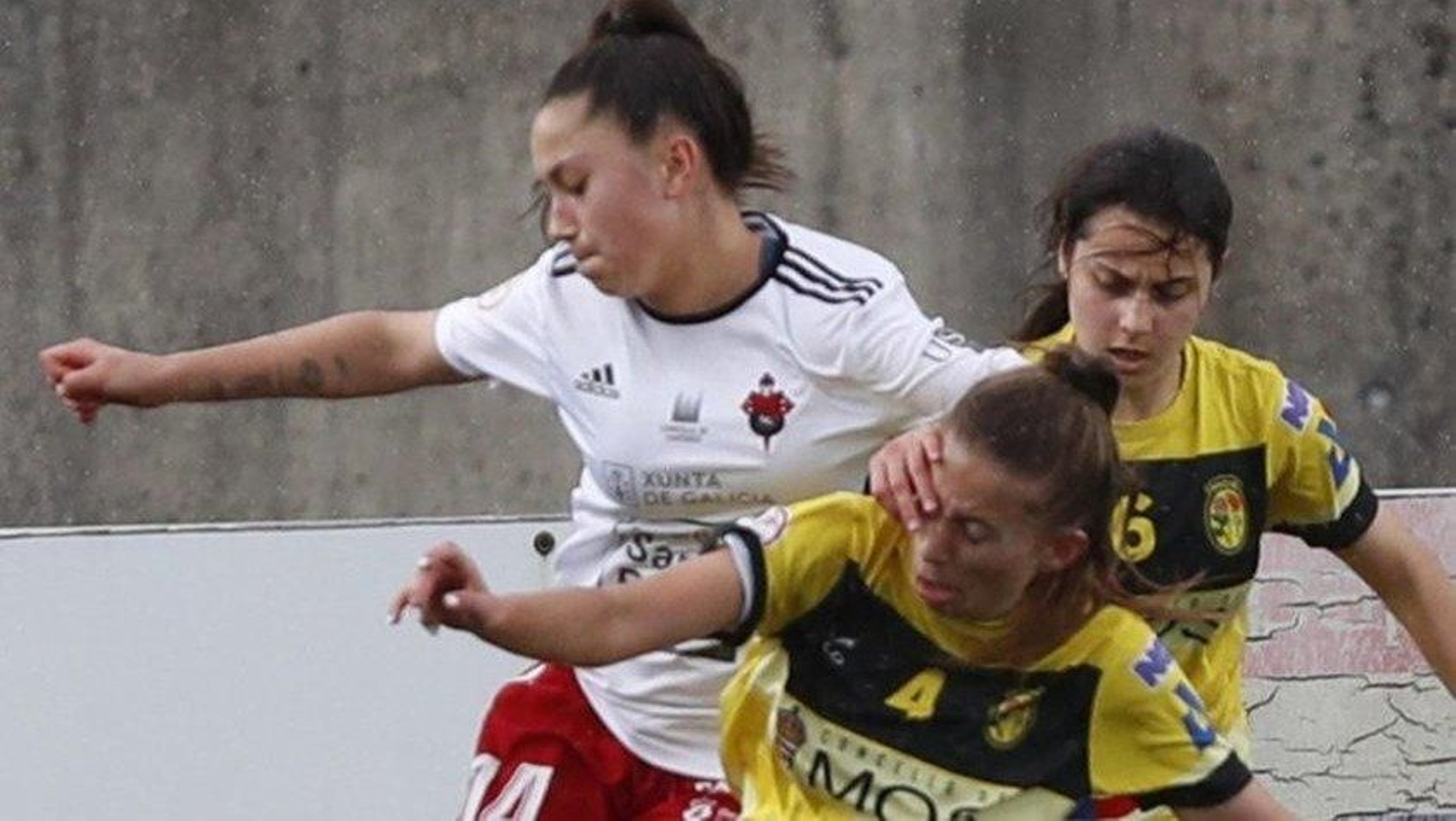 Paula González limpia un balón en una buena acción defensiva.