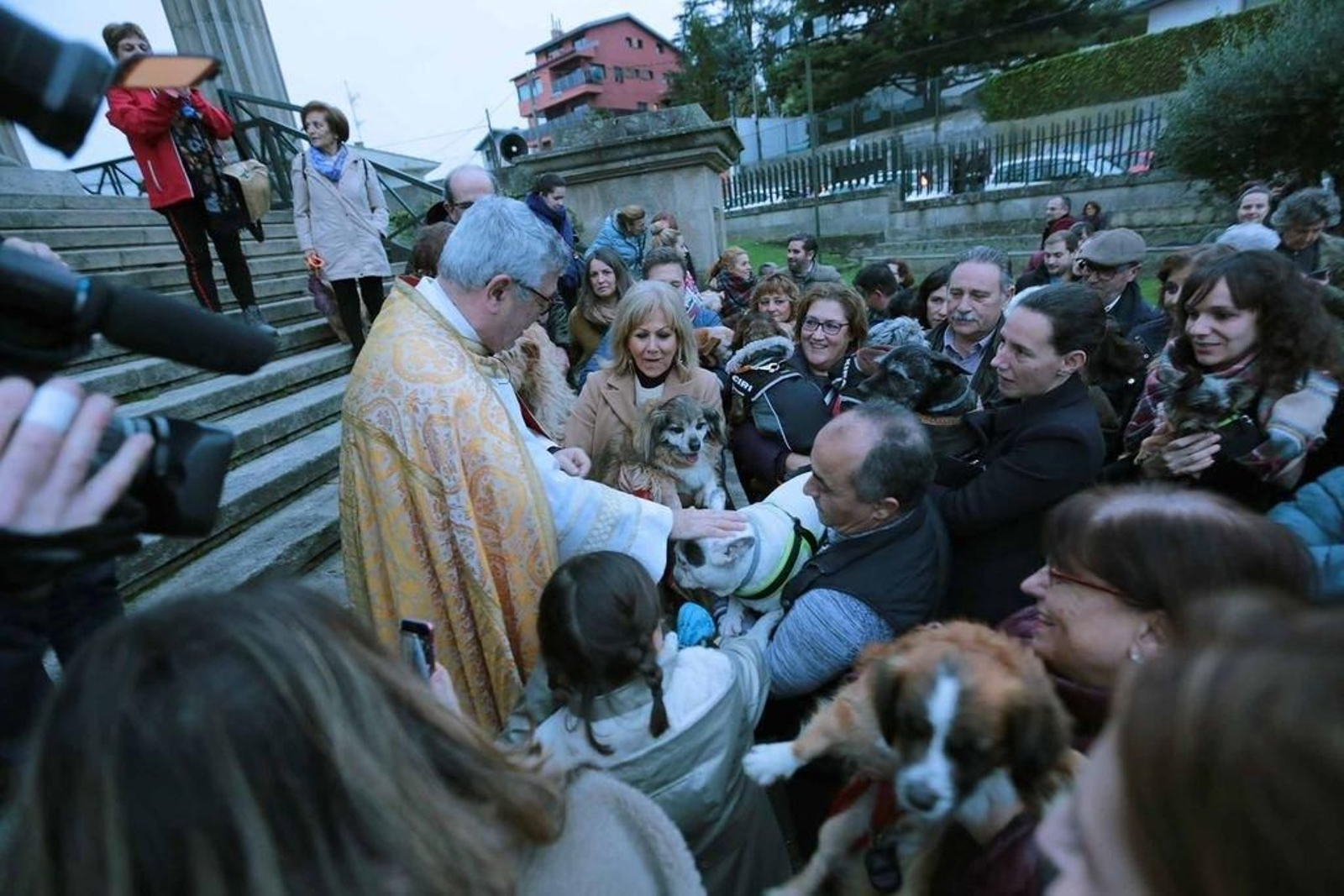 El párroco de La Soledad, Alberto Cuevas, en la bendición de los animales.