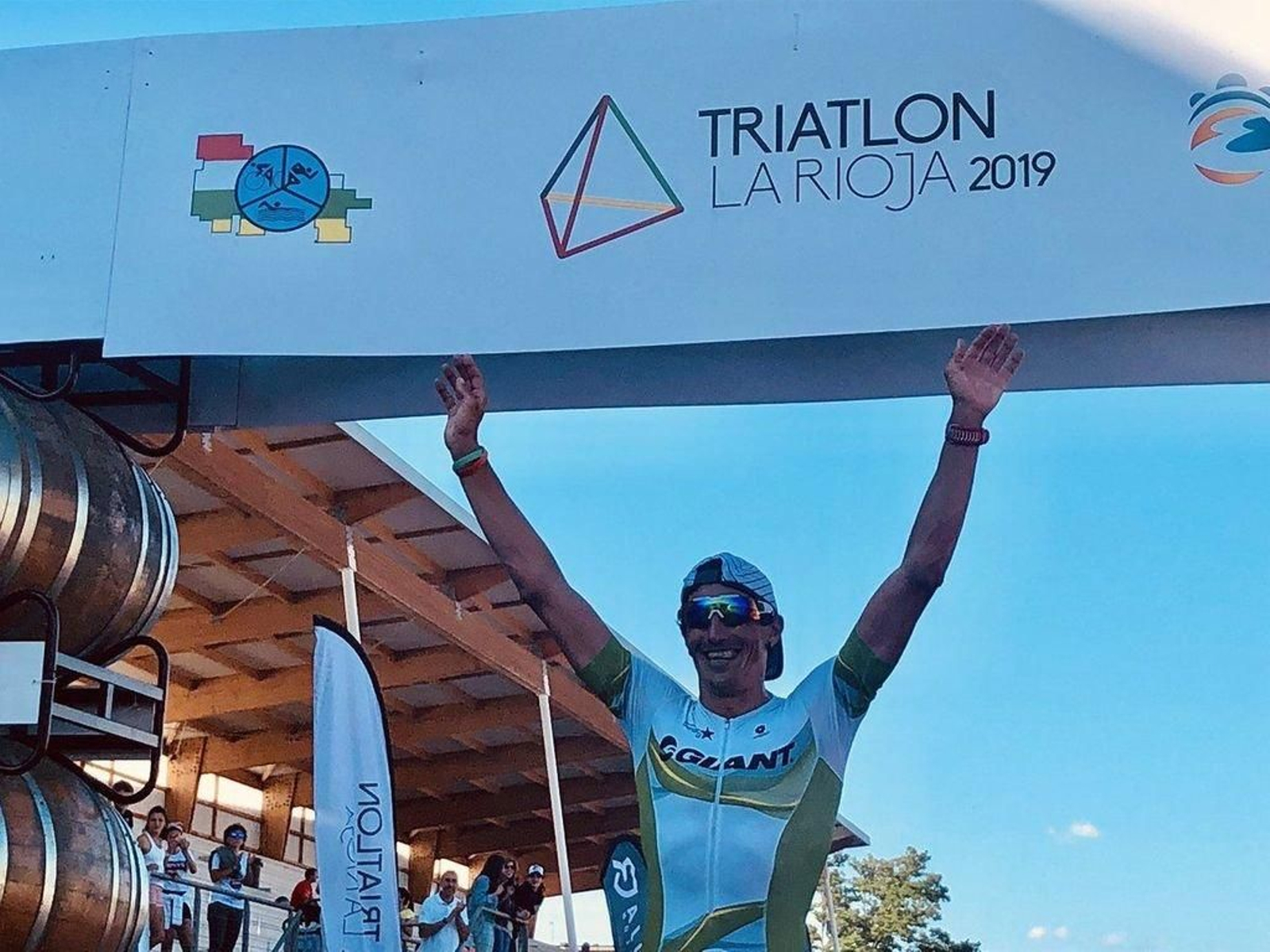 Gustavo Rodríguez alzó los brazos en la meta con una gran sonrisa.