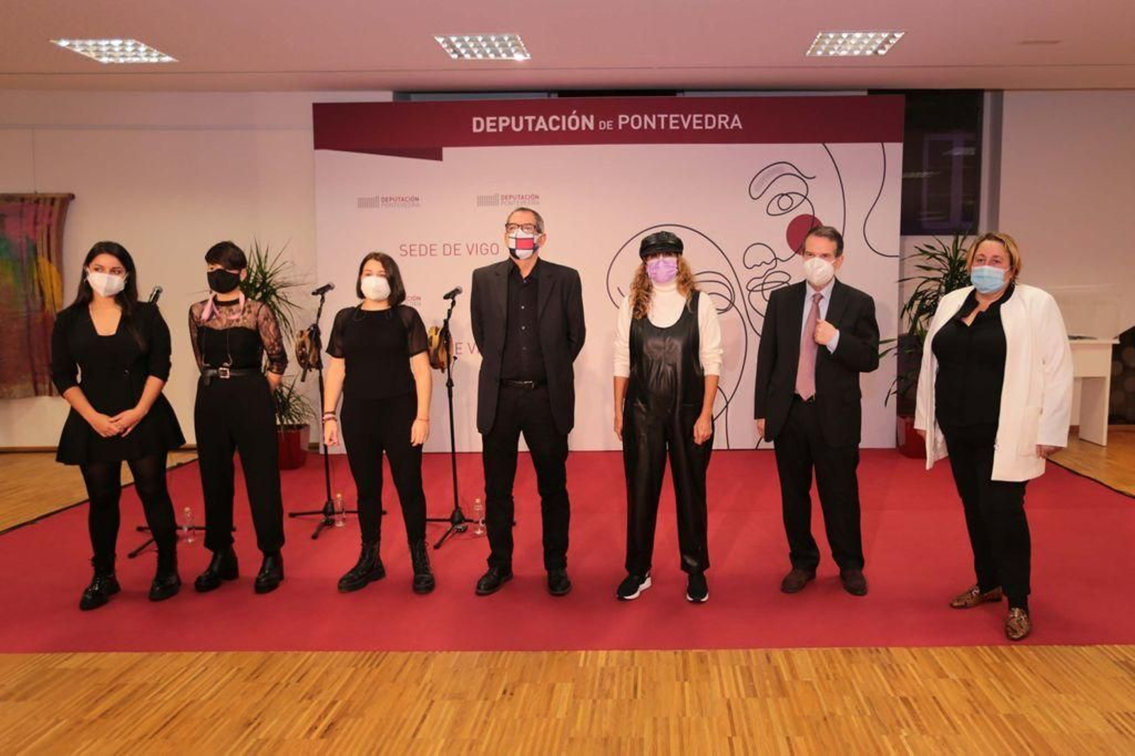 Tanxugueiras, Carmela Silva, Abel Caballero y Pilar Nogueira acompañaron a Darío Basso (centro).