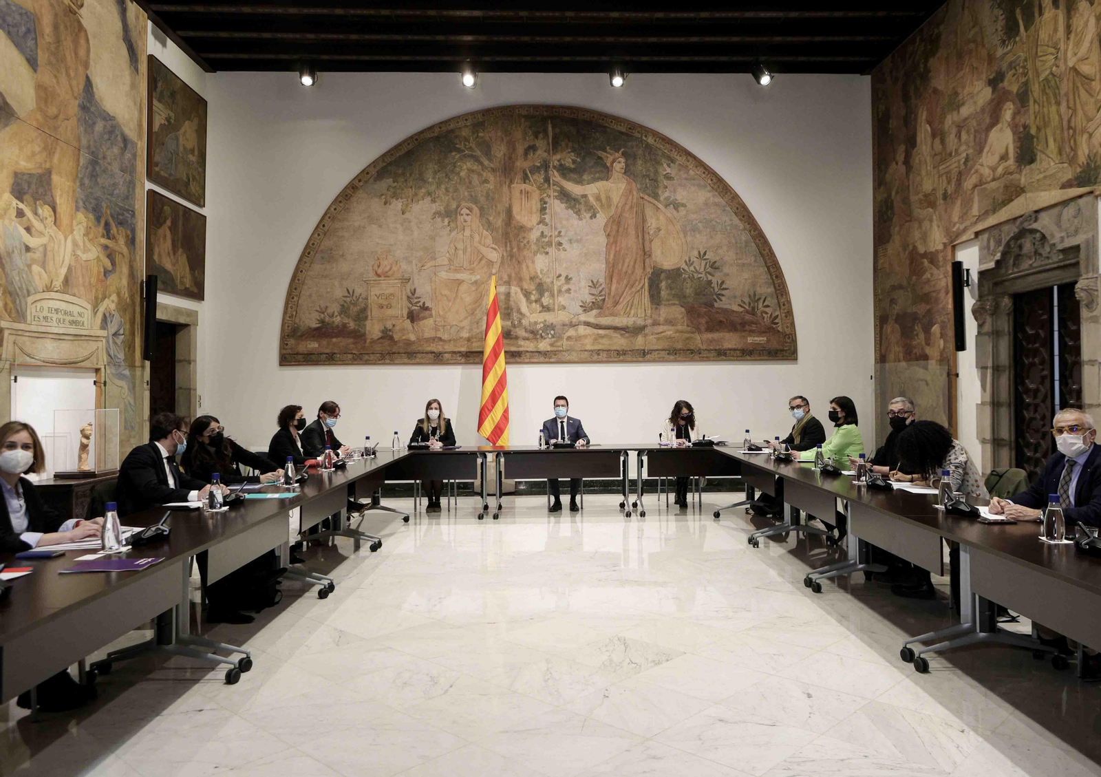 El presidente de la Generalitat, Pere Aragonès, acompañado por las conselleras de Igualdad y Feminismos, Tània Verge (d), y de Acción Exterior, Victòria Alsina (i), durante la reunión que este lunes han mantenido con representantes de los grupos del Parlament para abordar las consecuencias derivadas de la guerra en Ucrania. EFE/Quique García