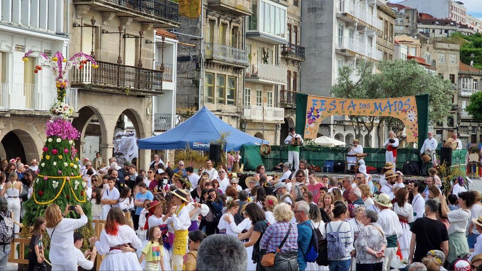 Despedida del invierno en la tradicional Festa dos Maios 2023. // J. V. Landín