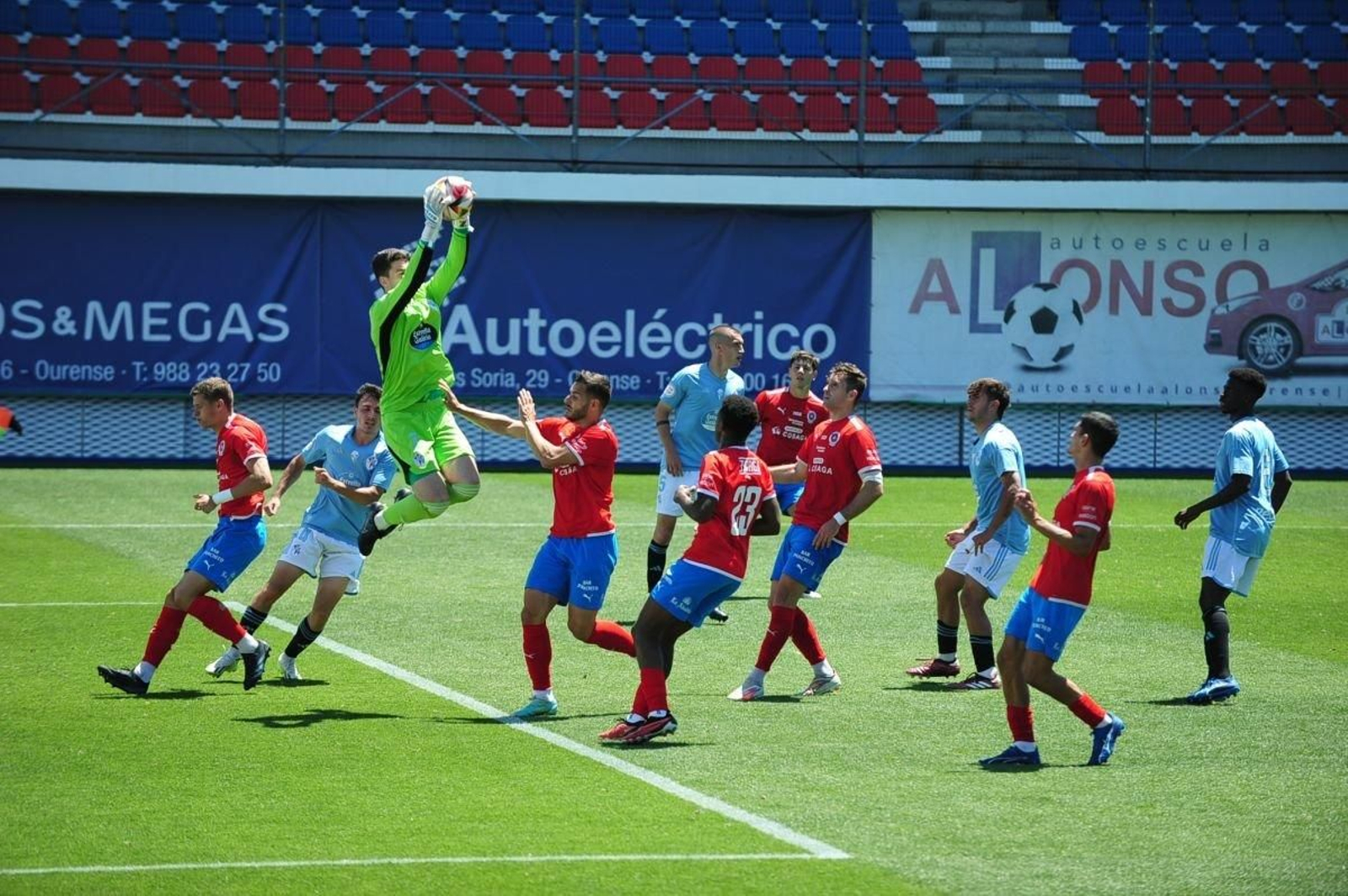 Álex Vila, guardameta del segundo filial céltico, ataja un balón parado hace siete días en O Couto.