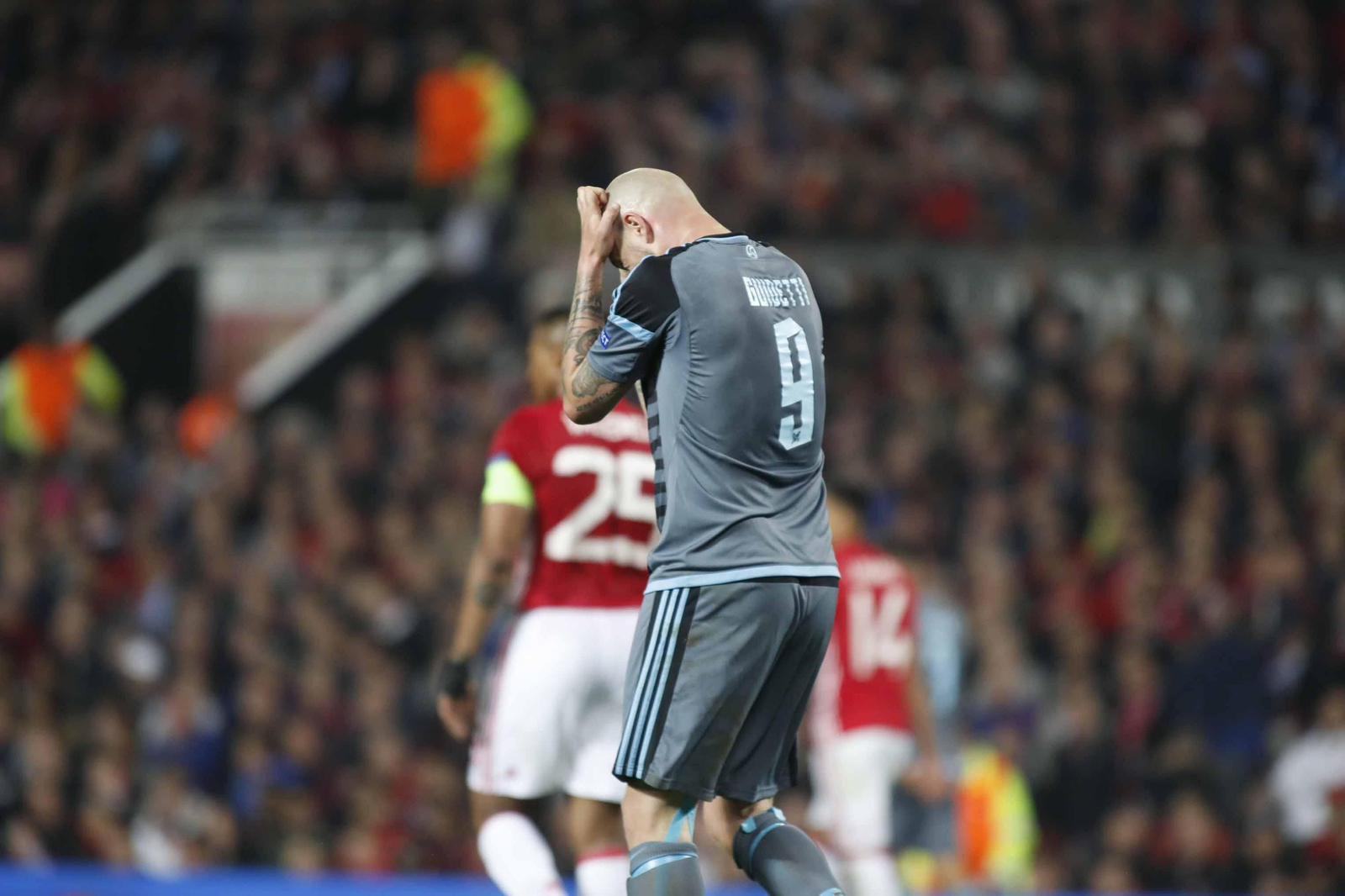 Las mejores imágenes del partido de vuelta entre Manchester United y Celta (1-1). // J.V. Landín