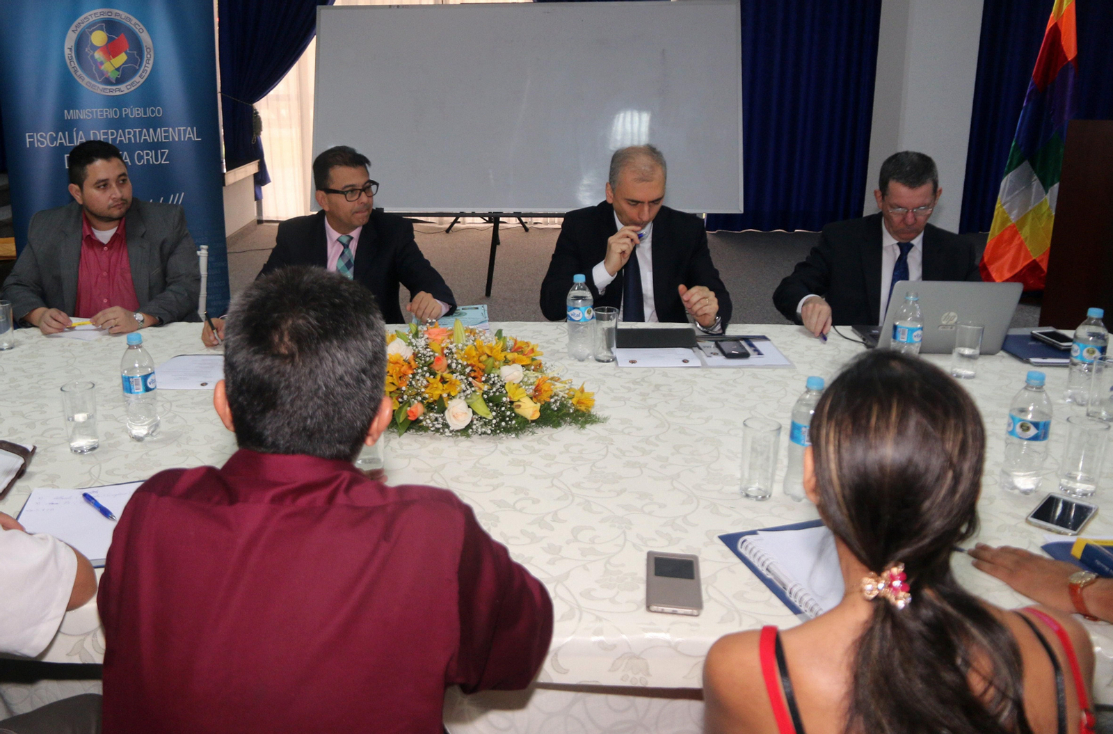 Fiscales de Brasil, Colombia y Bolivia analizan juntos el accidente.