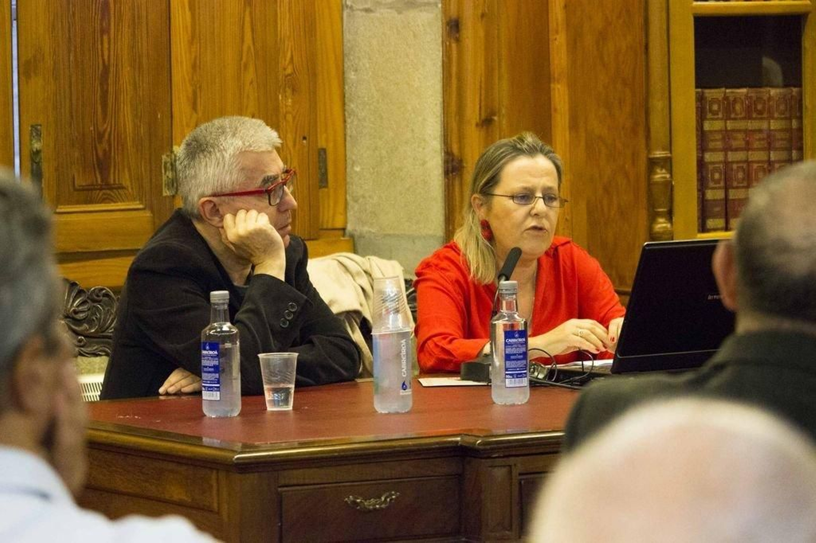 Beatriz de San Ildefonso, con Carlos Bernárdez, ayer, en la Emao.