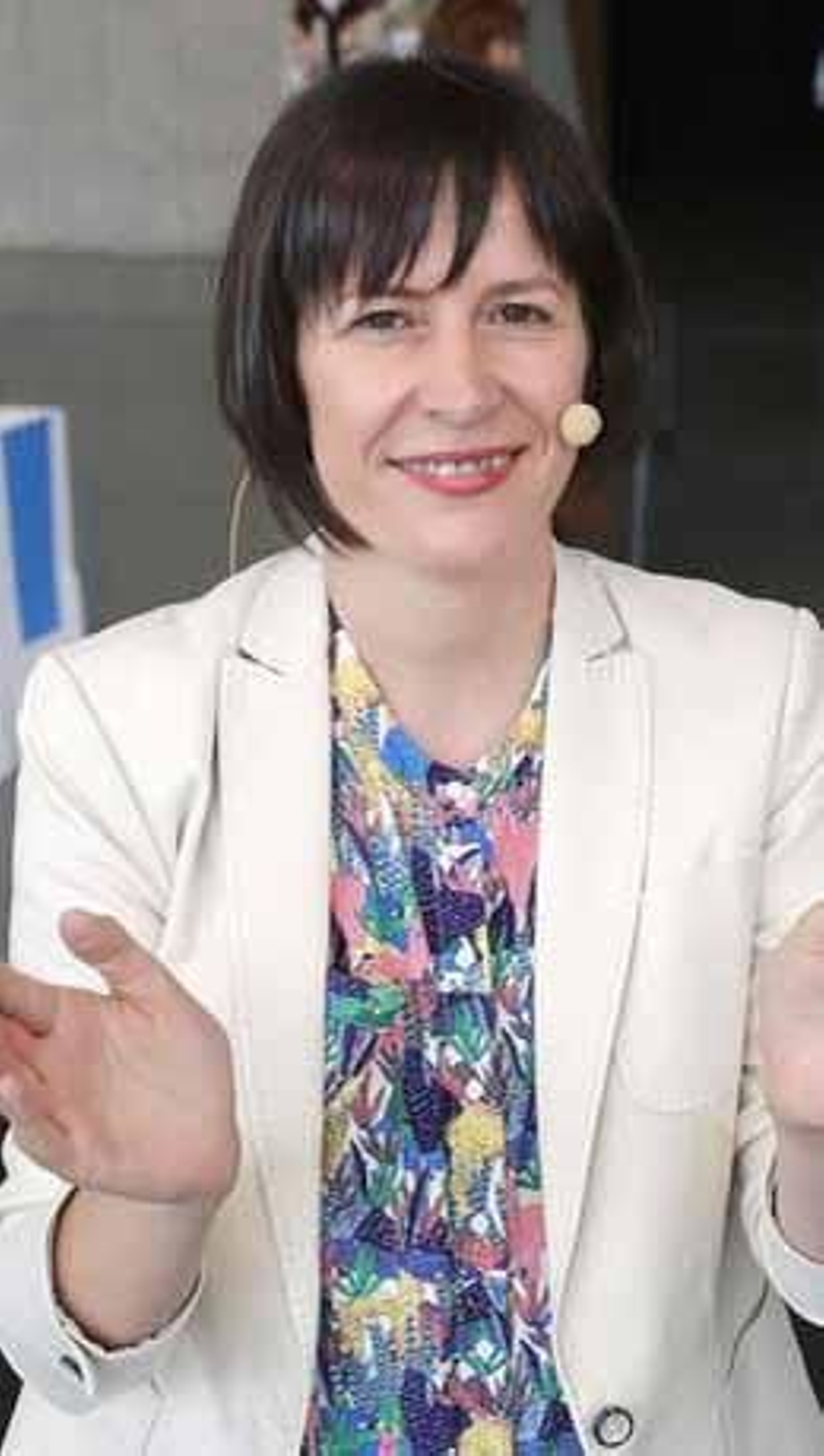 GRAF546. SANTIAGO DE COMPOSTELA, 14/06/2020.- La líder del BNG, Ana Pontón, y candidatos de esa formación a las elecciones autonómicas del 12 de julio participan en una reunión con la militancia limitado a un centenar de personas, conforme a los protocolos de prevención contra la pandemia de covid-19., esta mañana en Santiago de Compostela. EFE/Lavandeira jr.