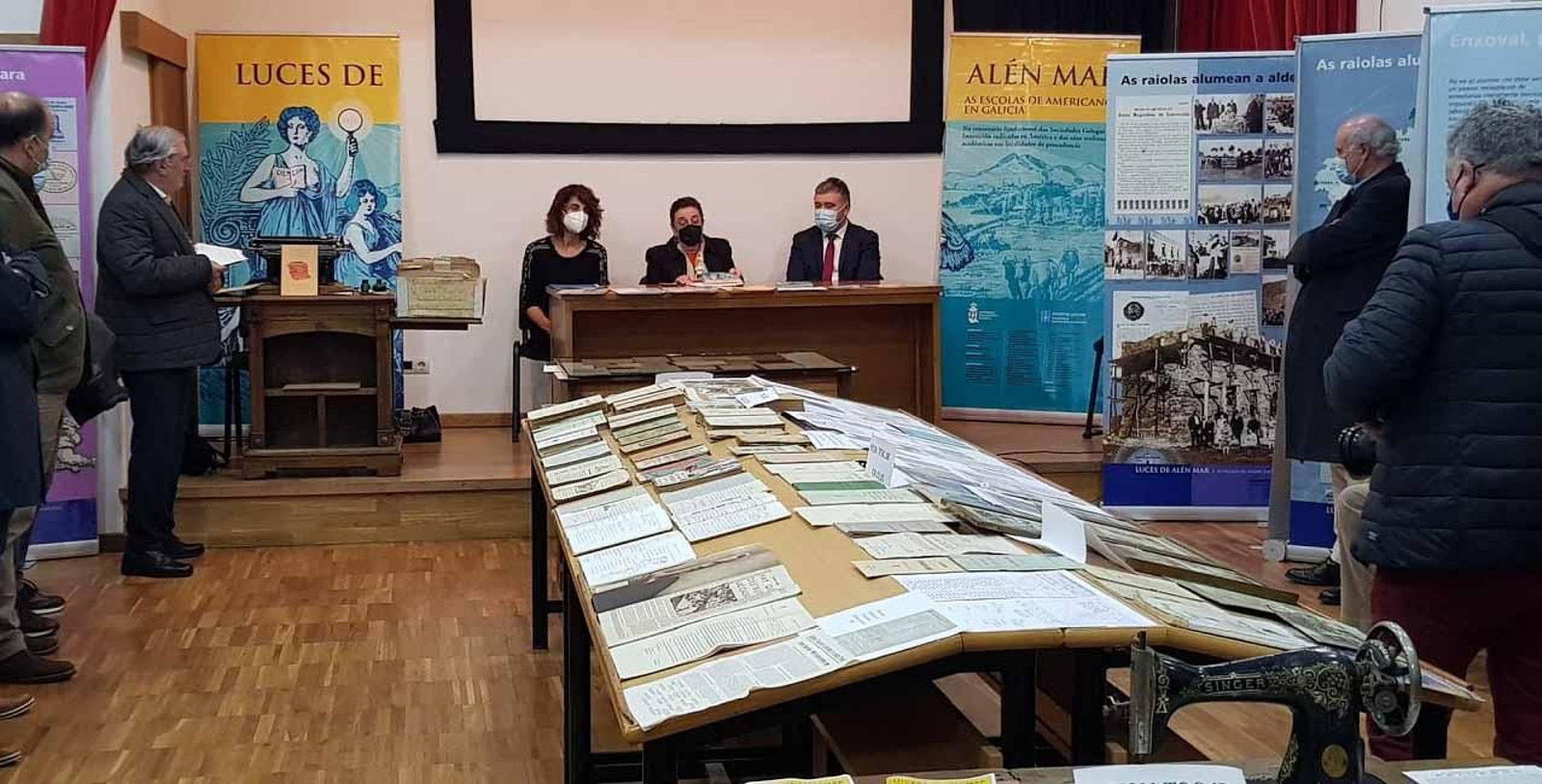 Imagen de la inauguración de la muestra en el municipio de Ortigueira