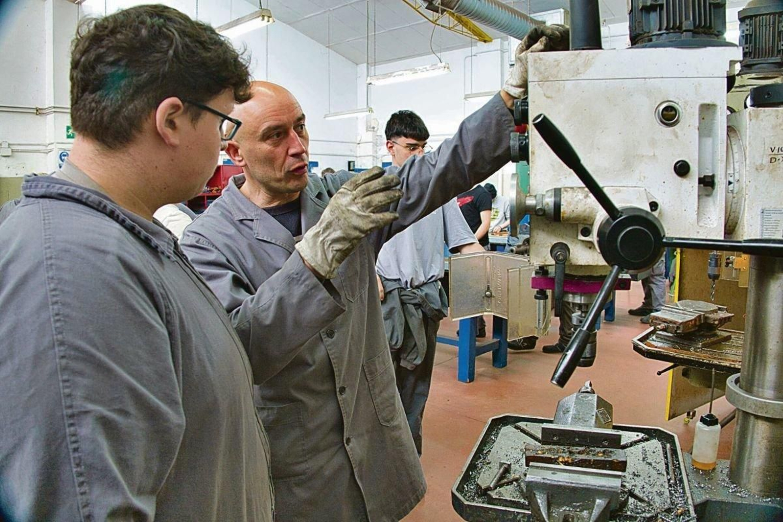 Un alumno del CIFP Valentín Paz Andrade sigue las indicaciones de su profesor en el taller.