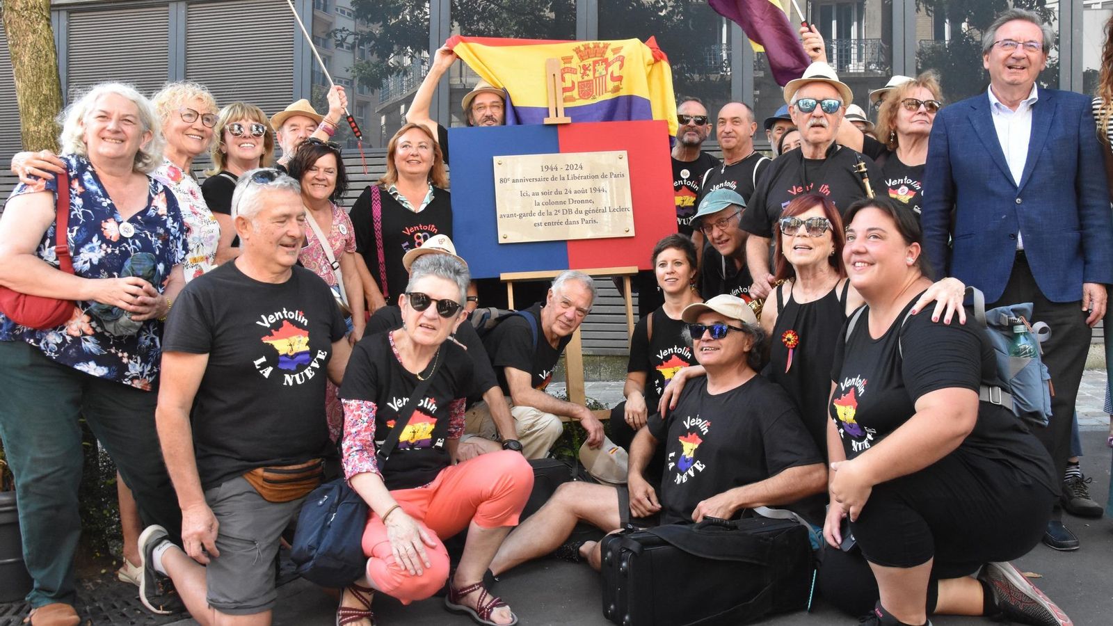 La charanga Ventolín viajó hasta París desde el Principado de Asturias para participar en el acto de homenaje a La Nueve. Junto al Secretario de Estado Fernando Martínez posan ante la placa homenaje a la Columna Dronne donde se encuadraba la novena compañía.