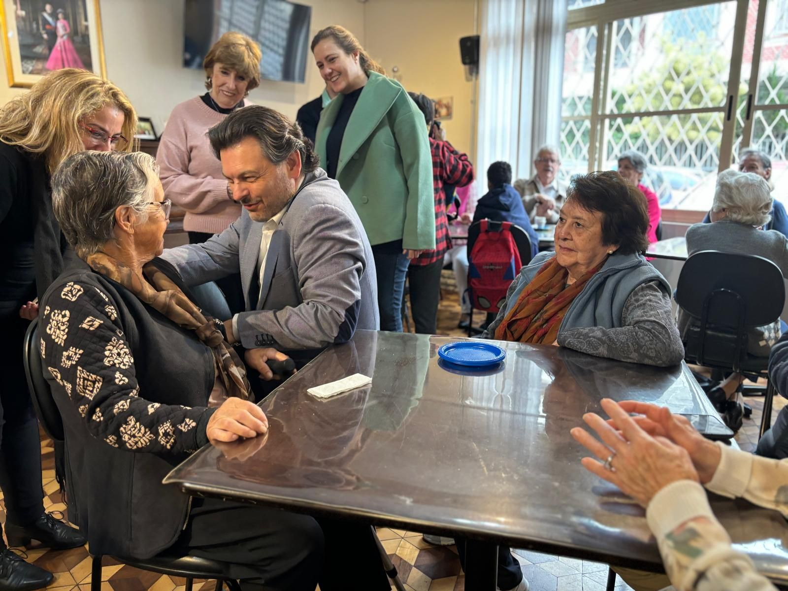 Imagen de la visita del secretario xeral da Emigración a la Sociedade Beneficente Rosalía de Castro de São Paulo
