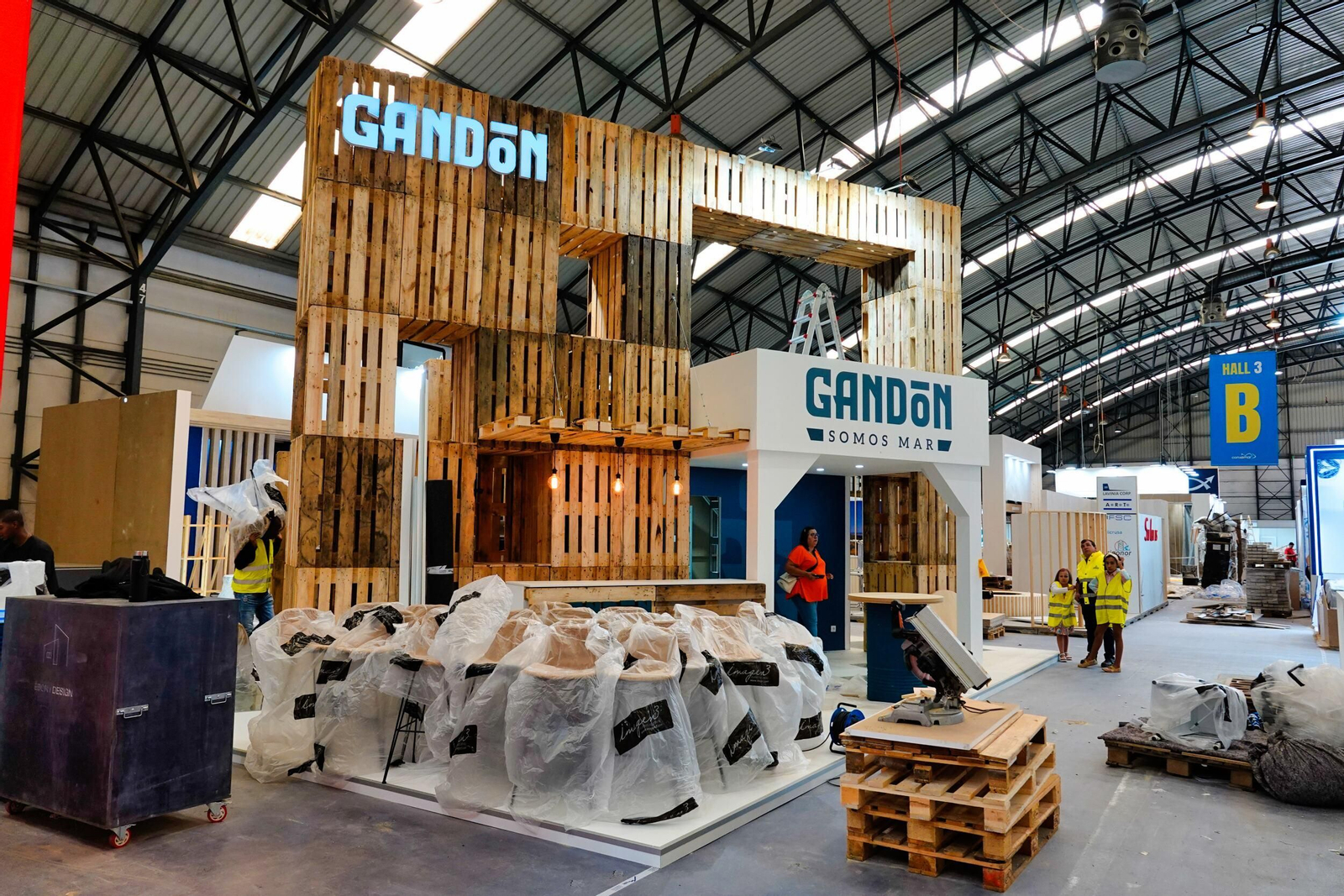 Montaje de la feria de Conxemar en el Ifevi.