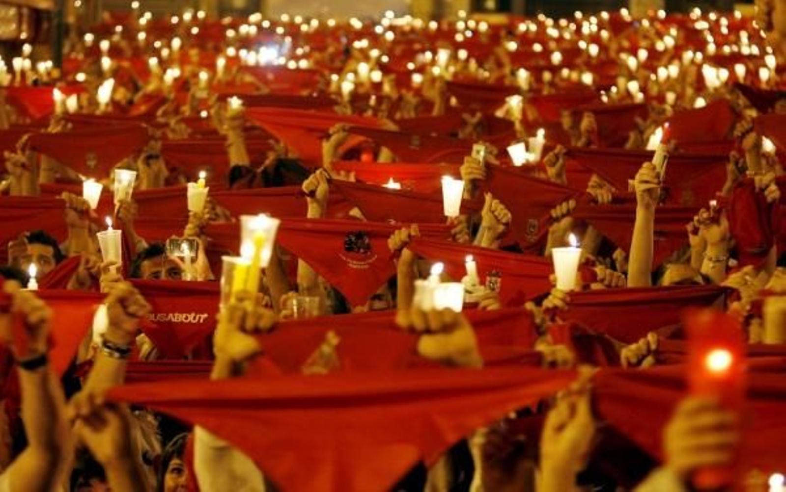 Pamplonenses despidiendo a los Sanfermines con el tradicional 'Pobre de mí'. (Foto: Villar López)
