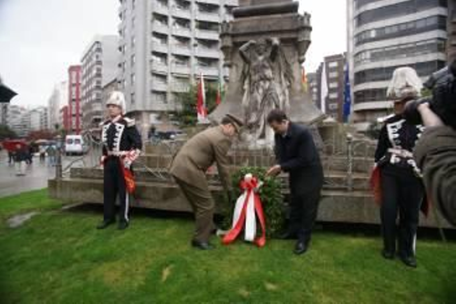 Ofrenda floral ante el monumento a los Héroes. (Foto: VICENTE)