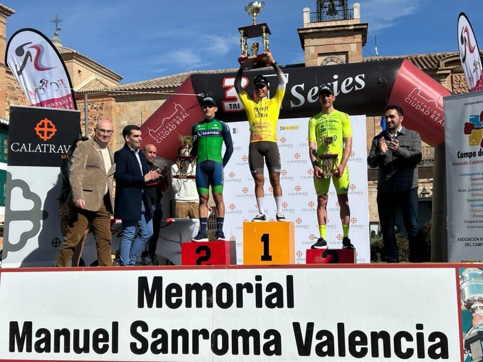 Zurita subió a lo alto del Memorial Sanroma.