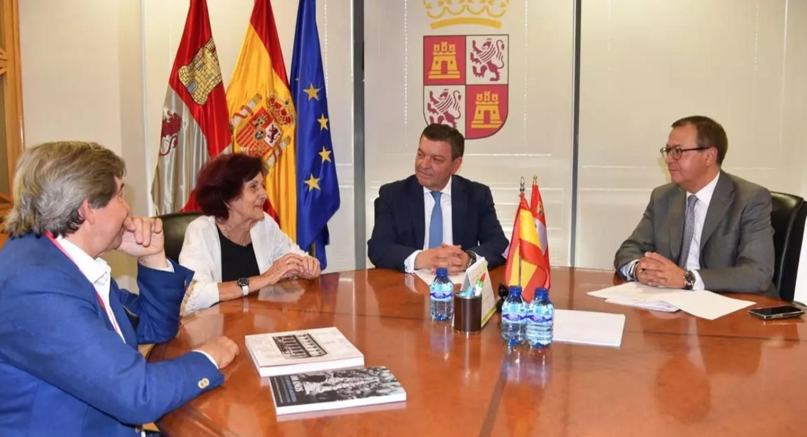 En la imagen, el consejero de Presidencia, Luis Miguel González con María Antonia Rabanillo, presidenta de la Colonia Zamorana de Cuba.