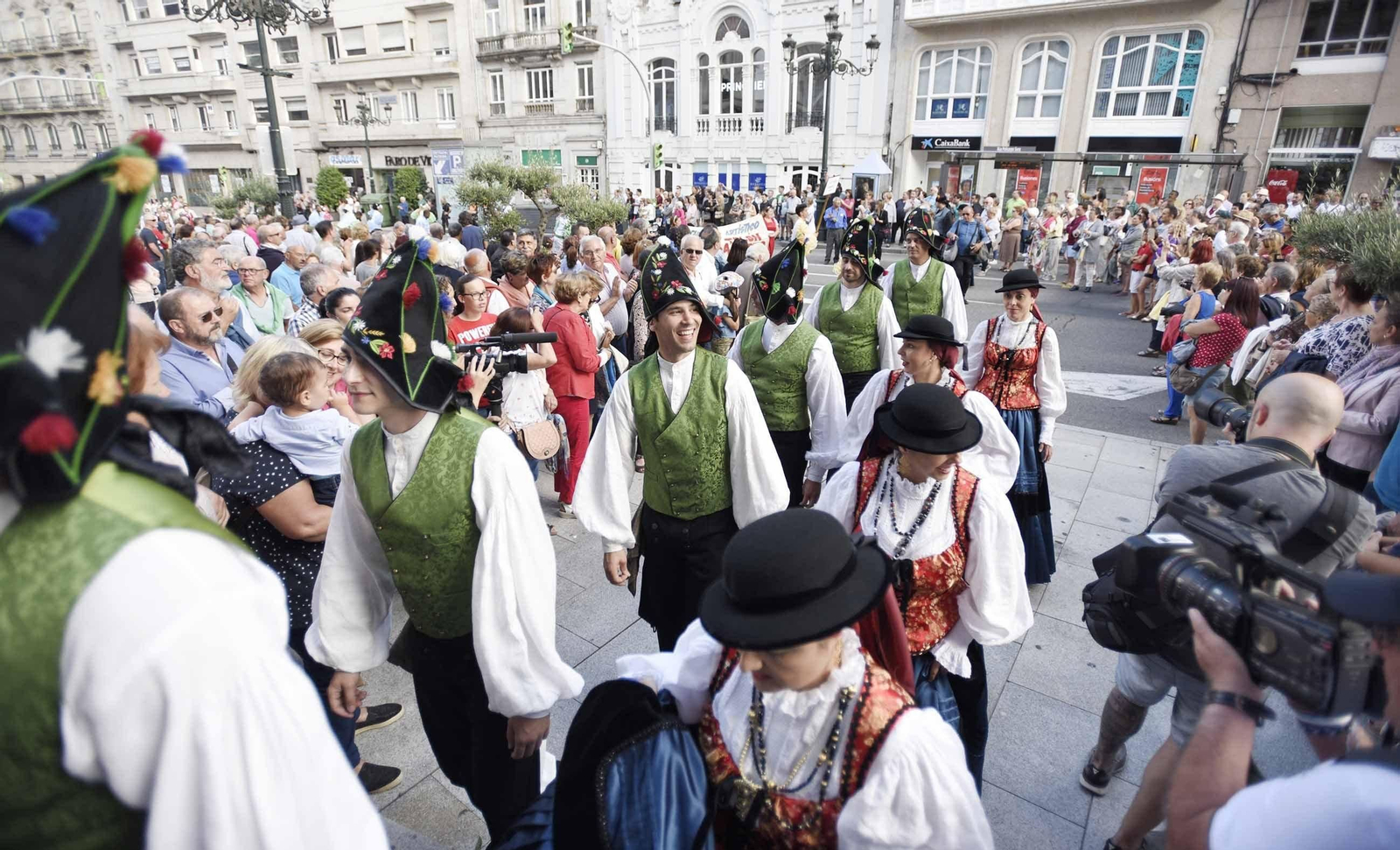 El desfile recorrió García Barbon y Policarpo Sanz por la tarde, donde se congregaron muchos vigueses para disfrutar de las agrupaciones.