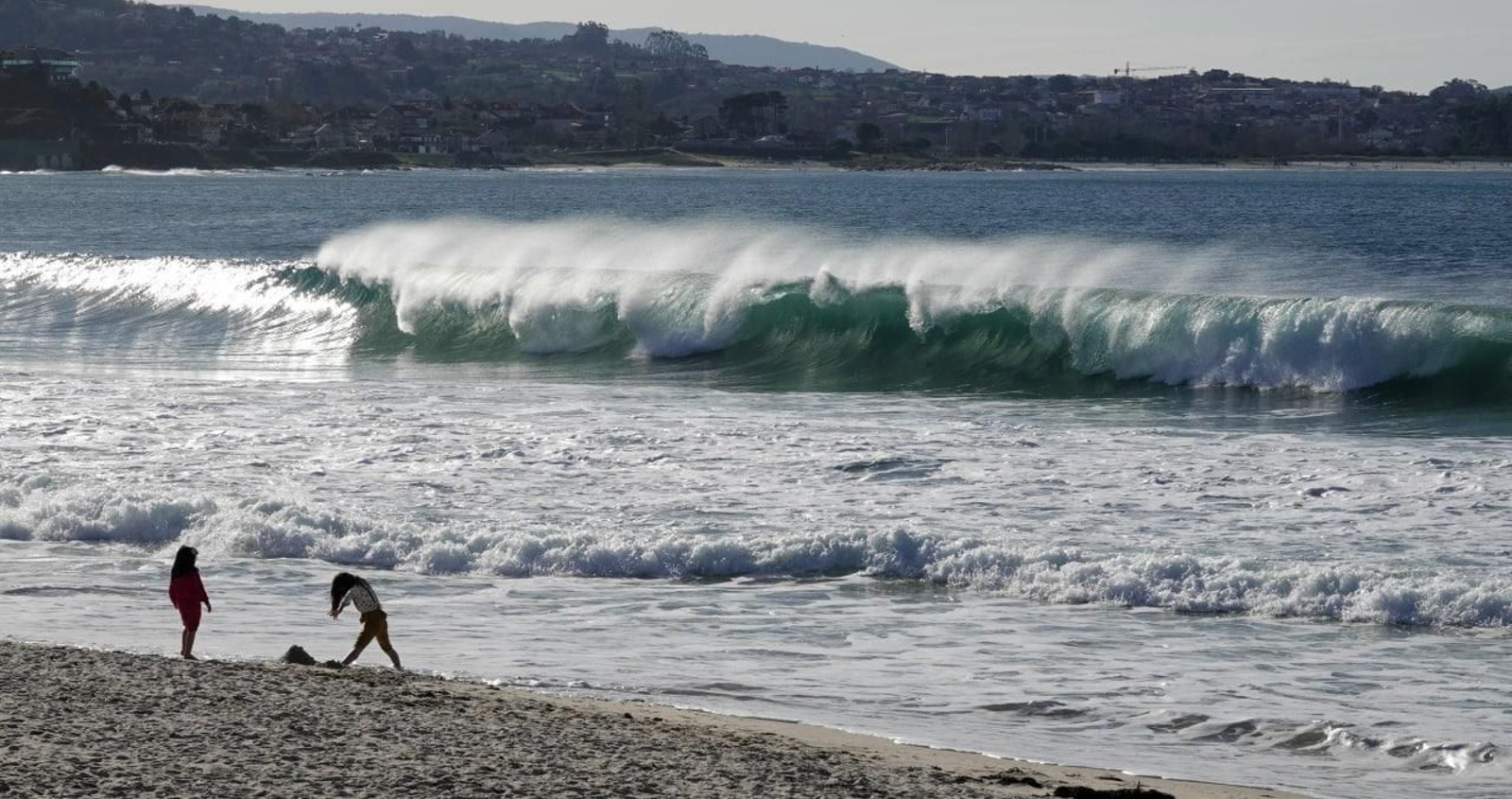 Grandes olas en la playa de Samil. // Vicente Alonso